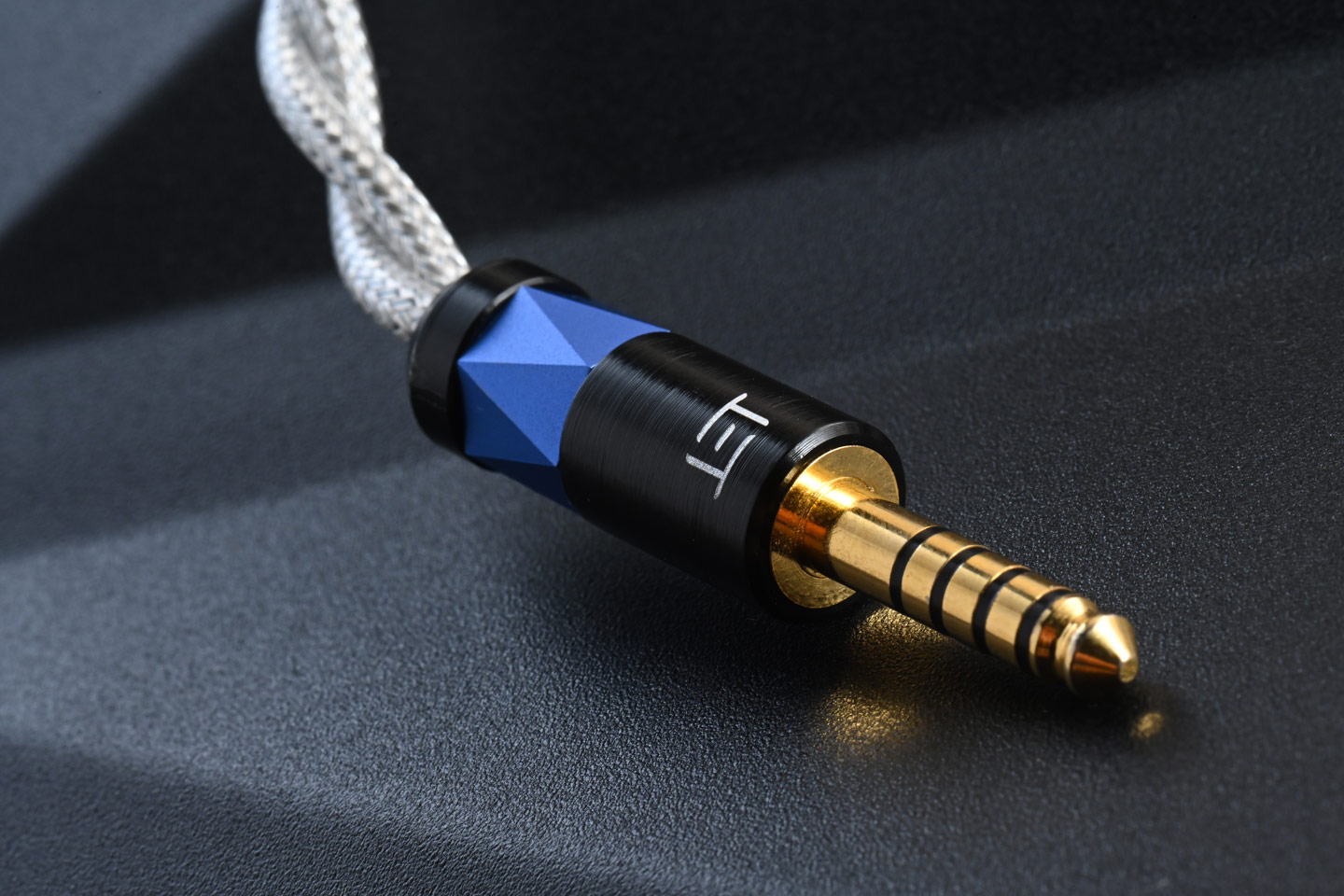 新加坡品牌 Eletech 一直致力挖掘不同金屬物料對於聲音的純粹性和影響，其《雅典學院》系列在過往已展現了純銅和純銀這兩種材料的獨特音色，為了尋求突破性的發展，新推出的 Aristotle 和 Euclid 採用了全新的三重同軸雙混合利茲結構和半固體油浸金屬工藝，將自家導體的聲音特性更完美地發揮出來。