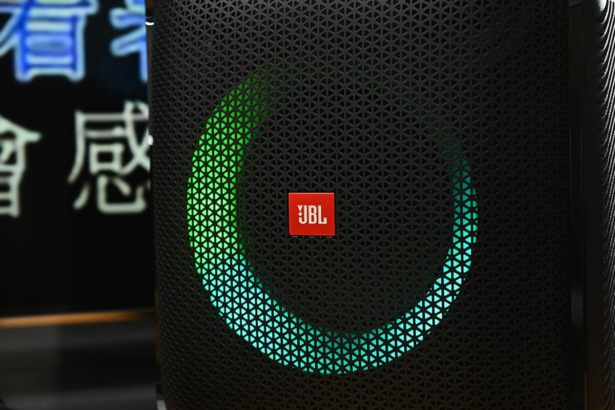 JBL 的 Partybox 系列主力是各款為派對而設，既有幻彩燈光，又相當「爆得」的手提藍牙喇叭，不過講到開 Party，的確又點少得各種一時技癢、一展歌喉的機會。JBL 最新就推出了 Partybox 系列的 Wireless Mic 無線咪，而且還是 2 支裝，無論是個人獨唱還是二人合唱都適用。而且 USB-C 充電設計，加上 6.3mm 的通用插頭，剛好公司同事也有不少唱得之人，今次就借來實際測試一下是否夠易用好玩。