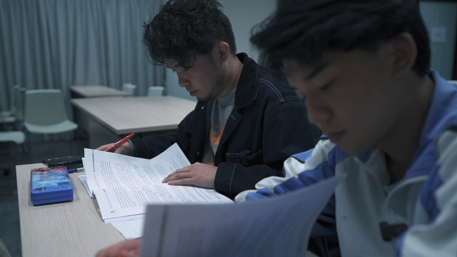 以網絡短片起家的「試當真」YouTube 頻道交出首部電影長片《公開試當真》，源起為主創之一許賢，計劃以八個月時間，追蹤拍攝香港應屆文憑試考生從備戰到放榜的歷程，主要對象就是參與「試當真」《校花校草選舉》並成為校草季軍的滕毅康（阿康）。過程中許賢一同報考，陪同阿康一起溫習與等待最終成績。數百小時的素材剪輯成十集的《EA Exam 真係驚》，於網上備受歡迎並累積口碑，於是有了「電影版」的企劃，促成了《公開試當真》的誕生。