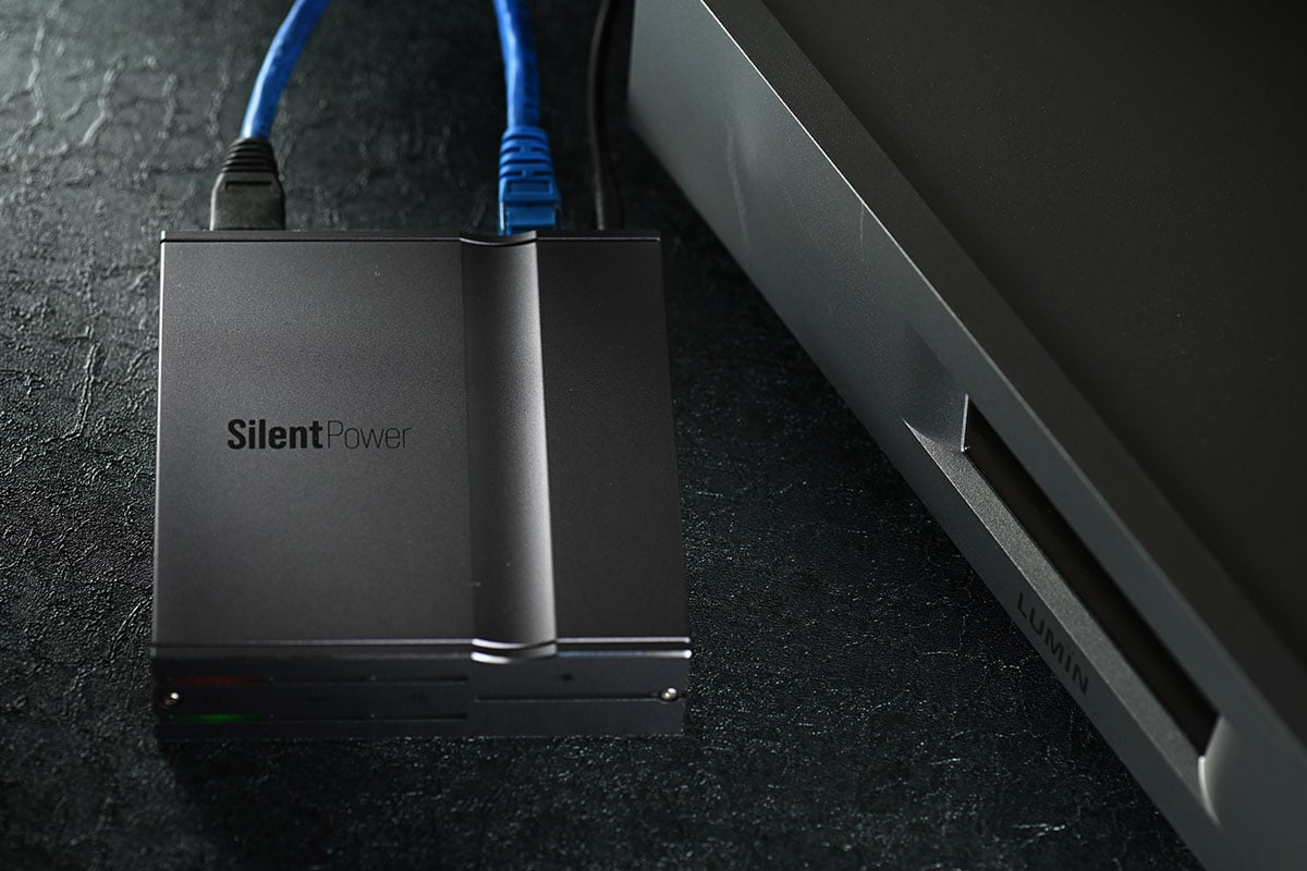 講到 iFi 的音響「補品」，各種電源配件都可算是十分受歡迎的實惠選擇，而隨著網絡音樂串流愈來愈普及，iFi 也推出了 LAN iSilencer 這種方便的轉插配件。而今次最新推出的 LAN iPURIFIER Pro 則是一體式光隔設計，通過 iFi 自家最先進的光學電氣隔離和 Jitter 消除技術，來將網絡串流音樂以至影音訊號淨化，有助減少干擾，提升整體質素。