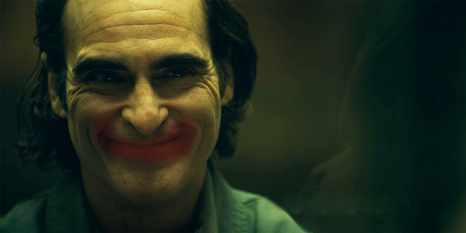 每次提起 2019 年面世的《小丑》（Joker），我都會怨恨 Todd Phillips 無甚廉恥地抄襲馬田史高西斯（Martin Scorsese）畢生的傑作，然後又會憶起當年電影在各地上映時造成的烘動。那年碰著是狂人 Donald Trump 當權掌政的時代，也是我城開始淌血的時期。在時間的關節點上，《小丑》意外代表了我們「曾經」的時代精神，烈火焚城，民粹主義冒現，Joaquin Phoenix 聲嘶力竭演繹（代表虛無的）小丑一時變成「革命」的符號——對比昔日《V 煞》（V for Vendetta）面具象徵對抗極權的意識，《小丑》是徹底瘋狂的情緒，沒有信念，更遑論有任何窮街陋巷的智慧。或許因著這個緣故，續集《小丑：雙瘋》（Joker: Folie À Deux）意圖擺脫前作販賣暴力意識的影子，小丑現在遇到愛人，陷入愛情的瘋狂。
