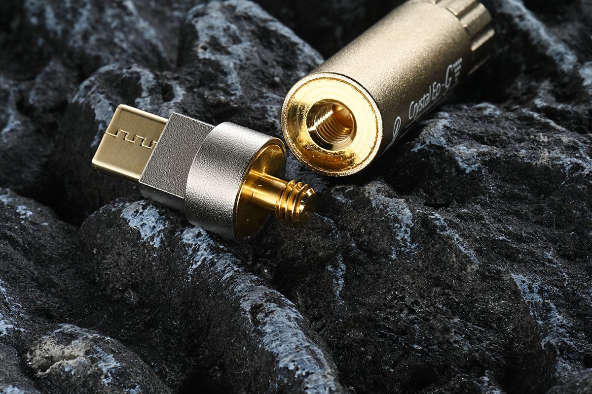 之前我們都試過 KOJO Technology 推出的 Crystal Ep 和 Crystal E-G 地盒，方便使用的設計、對音質有實際提升，也成為近期最熱門的音響配件之一。今次 KOJO 最新推出的 Crystal Ep-G 則可算是之前 Crystal Ep 的升級版，採用了可換插頭的方便設計，而且提供了蕉插、RCA Audio、XLR、3.5mm 以至 USB-A、USB-C、HDMI、LAN 等超豐富的插頭選擇，加上由 Crystal E-G 金地盒而來的新技術，讓接地面積擴大 900 倍，我們今次就實際試一下效果到底有怎樣的提升。
