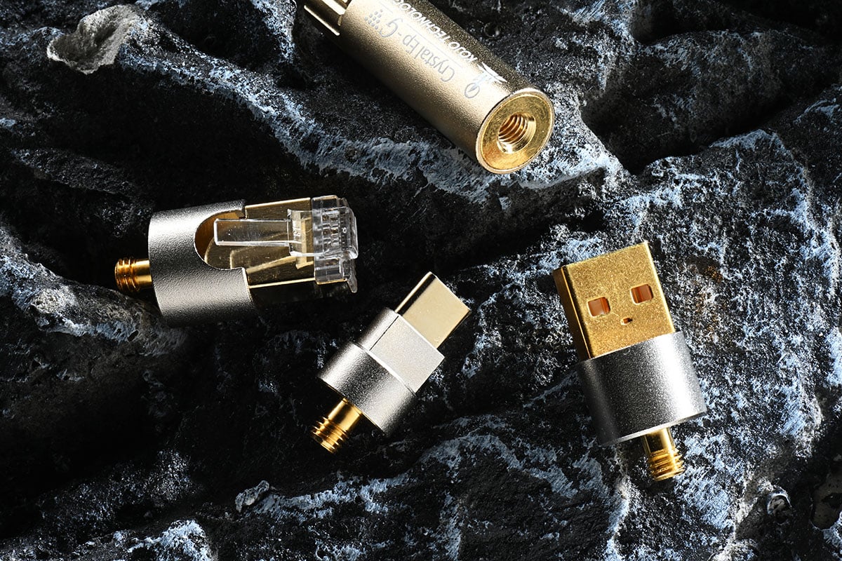 之前我們都試過 KOJO Technology 推出的 Crystal Ep 和 Crystal E-G 地盒，方便使用的設計、對音質有實際提升，也成為近期最熱門的音響配件之一。今次 KOJO 最新推出的 Crystal Ep-G 則可算是之前 Crystal Ep 的升級版，採用了可換插頭的方便設計，而且提供了蕉插、RCA Audio、XLR、3.5mm 以至 USB-A、USB-C、HDMI、LAN 等超豐富的插頭選擇，加上由 Crystal E-G 金地盒而來的新技術，讓接地面積擴大 900 倍，我們今次就實際試一下效果到底有怎樣的提升。