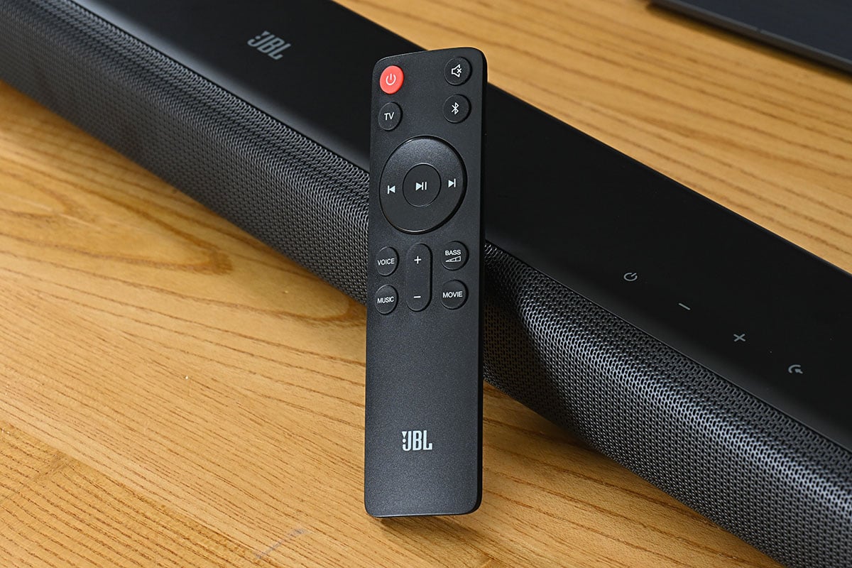 JBL 近年推出了不少熱門的 Soundbar 型號，不過較多是中高階系列。今次最新推出的兩款 3.1 聲道 Soundbar 則是入門型號，就專為想簡單提升電視音效、無須特別功能和設定的用家而設。當中 CINEMA SB550 有獨立的無線超低音喇叭，CINEMA SB510 則是一體式設計，可以對應不同的使用環境和需要，而且音效表現更有點超出預期，不是一般入門 Soundbar 可比。
