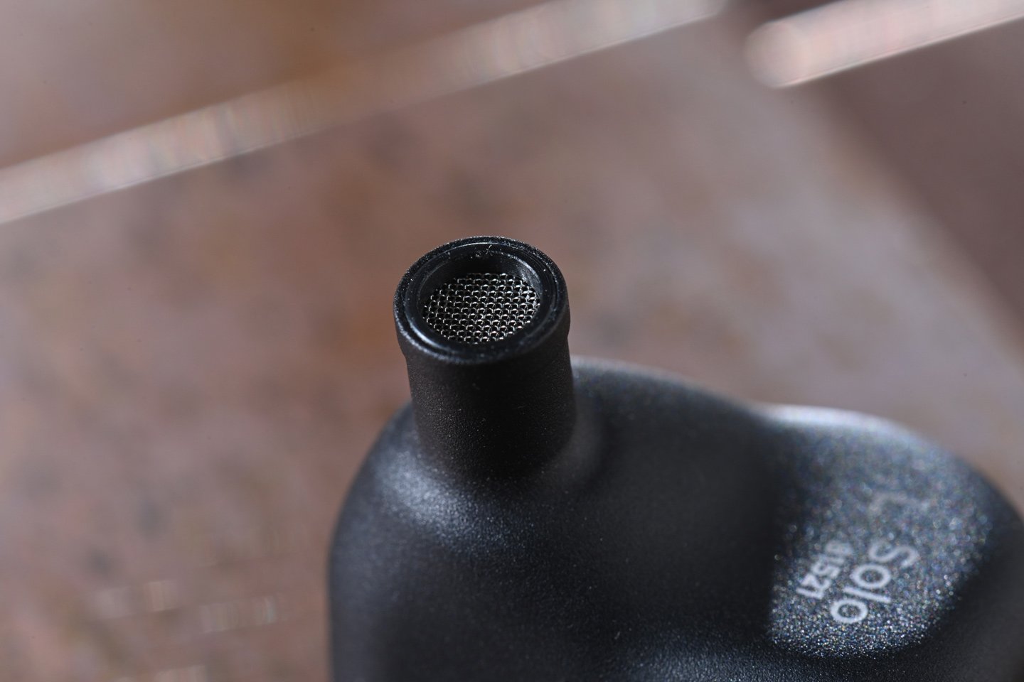 對於耳機愛好者來說，64 Audio 這個品牌應該是相當熟悉的。這個品牌一向以圈鐵混合或多單元設計為主，但最新推出的 Solo 型號則有些不同，從名稱中就可以看出一些端倪。這是首款採用單一全頻平板單元的 tia 代表作品，並且搭載了新型的 Helmholtz 3D 打印聲學室設計。讓筆者先賣個關子，這款耳機的音質表現會帶來很大的驚喜。