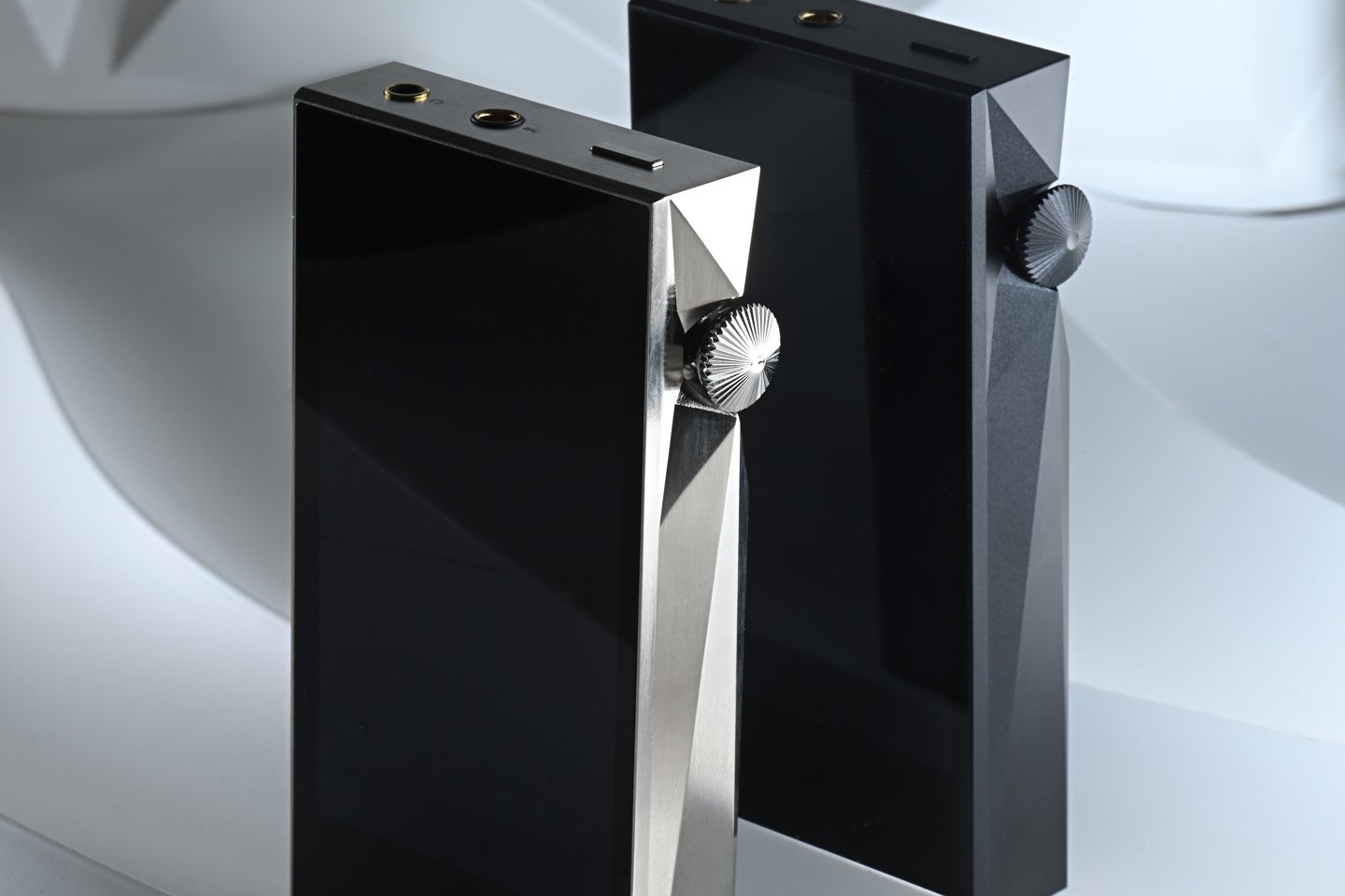 韓國音響品牌 Astell&Kern 的 A&ultima 旗艦系列最近推出了 SP3000M 播放器，這是 SP3000 的迷你版，型號中的「M」代表著「Mini、Maximum、Mate、Mobility、Mania、Moment」等多重意義。雖然體積縮小，但它依然搭載與 SP3000 相同的處理器和解碼晶片，旨在製造一款音質媲美 SP3000，但更加輕便易攜的 DAP。SP3000M 除了提供鋁合金版本外，還特別新增了 Copper Nickel 白銅版，兩者之間並無高低之分，音色各有千秋，用家可以根據自己的音色偏好來選擇。