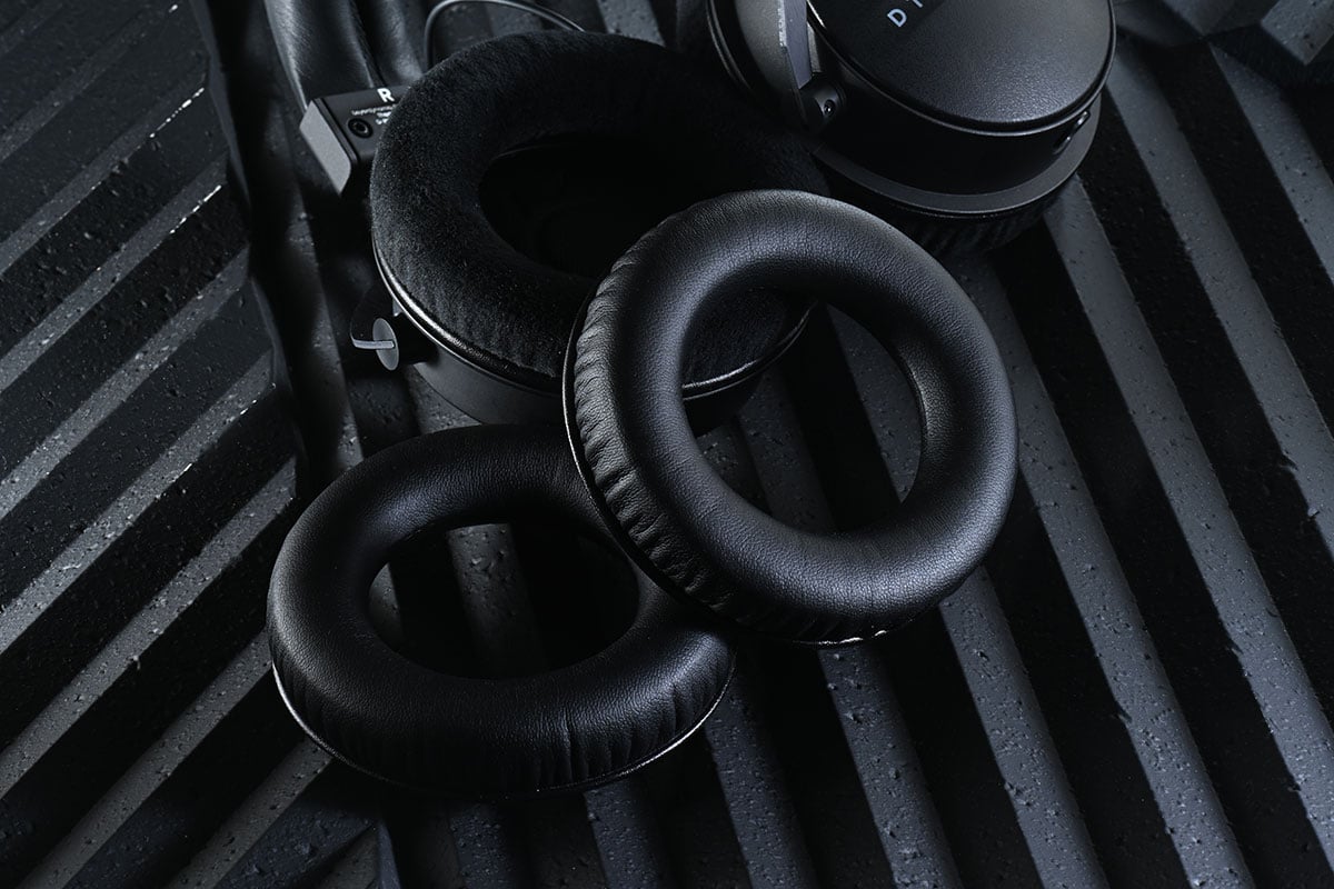 Beyerdynamic 的 DT 系列監聽耳機一向都極受專業錄音室和音樂製作人喜愛，1770 PRO、DT 1990 PRO 更可算是最經典的兩款型號。而最近隨著自家 Stellar.45 新一代動圈單元的推出，今次兩款經典型號都獲得升級，推出第二代的 DT 1770 PRO MKII 和 DT 1990 PRO MKII，究竟表現如何，和前作比較又有哪些提升？