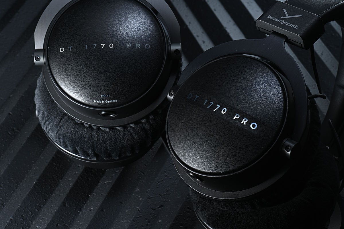 Beyerdynamic 的 DT 系列監聽耳機一向都極受專業錄音室和音樂製作人喜愛，1770 PRO、DT 1990 PRO 更可算是最經典的兩款型號。而最近隨著自家 Stellar.45 新一代動圈單元的推出，今次兩款經典型號都獲得升級，推出第二代的 DT 1770 PRO MKII 和 DT 1990 PRO MKII，究竟表現如何，和前作比較又有哪些提升？