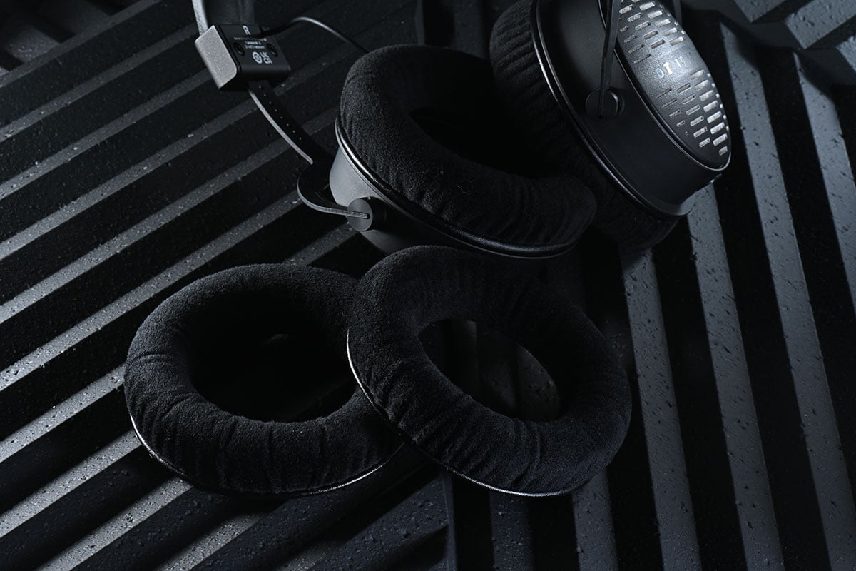 Beyerdynamic 的 DT 系列監聽耳機一向都極受專業錄音室和音樂製作人喜愛，1770 PRO、DT 1990 PRO 更可算是最經典的兩款型號。而最近隨著自家 Stellar.45 新一代動圈單元的推出，今次兩款經典型號都獲得升級，推出第二代的 DT 1770 PRO MKII 和 DT 1990 PRO MKII，究竟表現如何，和前作比較又有哪些提升？