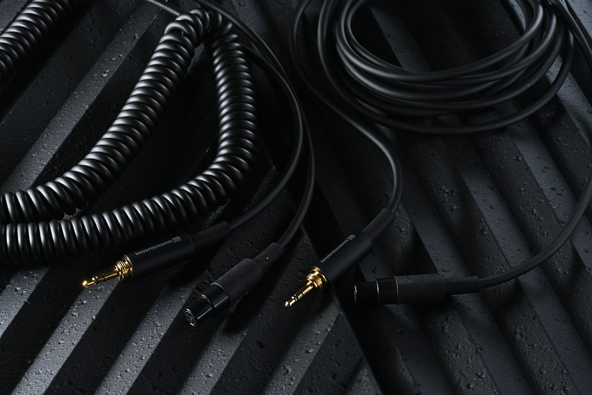 Beyerdynamic 的 DT 系列監聽耳機一向都極受專業錄音室和音樂製作人喜愛，1770 PRO、DT 1990 PRO 更可算是最經典的兩款型號。而最近隨著自家 Stellar.45 新一代動圈單元的推出，今次兩款經典型號都獲得升級，推出第二代的 DT 1770 PRO MKII 和 DT 1990 PRO MKII，究竟表現如何，和前作比較又有哪些提升？