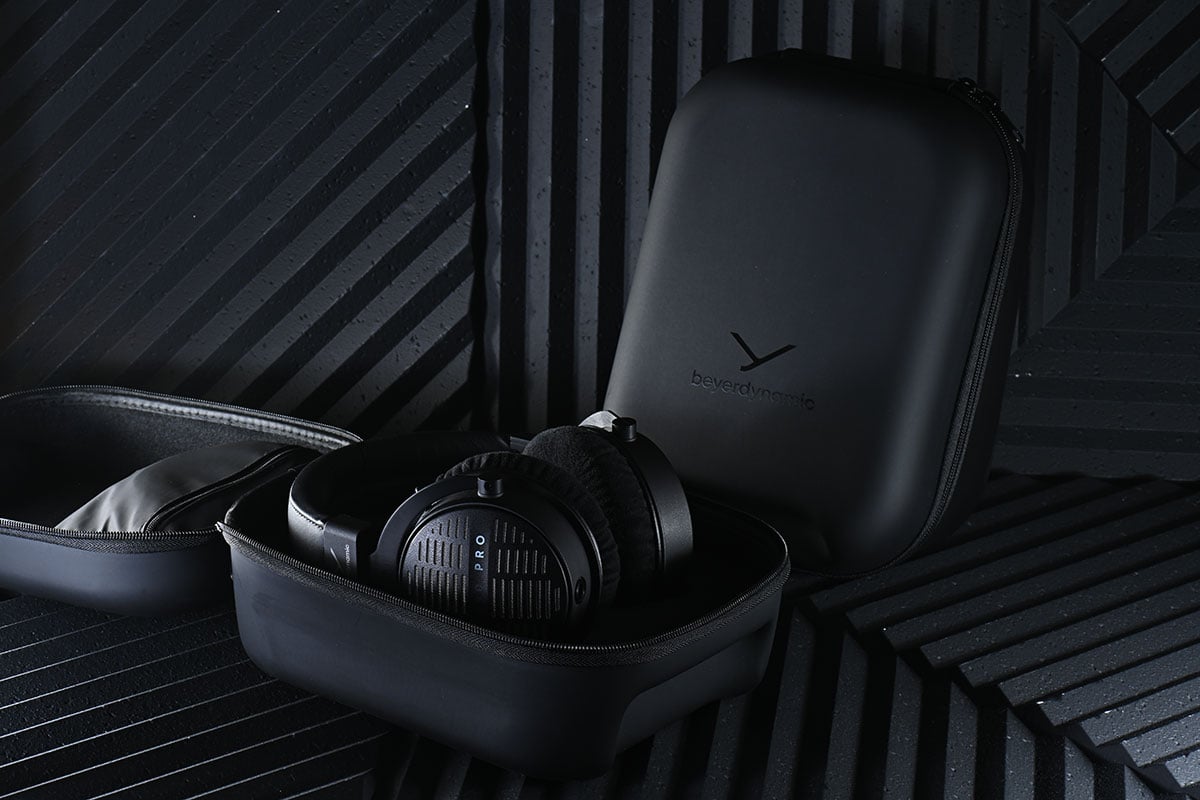 Beyerdynamic 的 DT 系列監聽耳機一向都極受專業錄音室和音樂製作人喜愛，1770 PRO、DT 1990 PRO 更可算是最經典的兩款型號。而最近隨著自家 Stellar.45 新一代動圈單元的推出，今次兩款經典型號都獲得升級，推出第二代的 DT 1770 PRO MKII 和 DT 1990 PRO MKII，究竟表現如何，和前作比較又有哪些提升？
