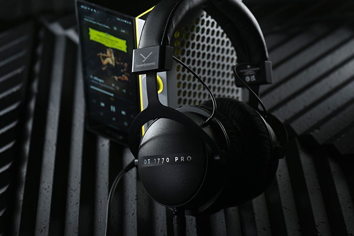 Beyerdynamic 的 DT 系列監聽耳機一向都極受專業錄音室和音樂製作人喜愛，1770 PRO、DT 1990 PRO 更可算是最經典的兩款型號。而最近隨著自家 Stellar.45 新一代動圈單元的推出，今次兩款經典型號都獲得升級，推出第二代的 DT 1770 PRO MKII 和 DT 1990 PRO MKII，究竟表現如何，和前作比較又有哪些提升？