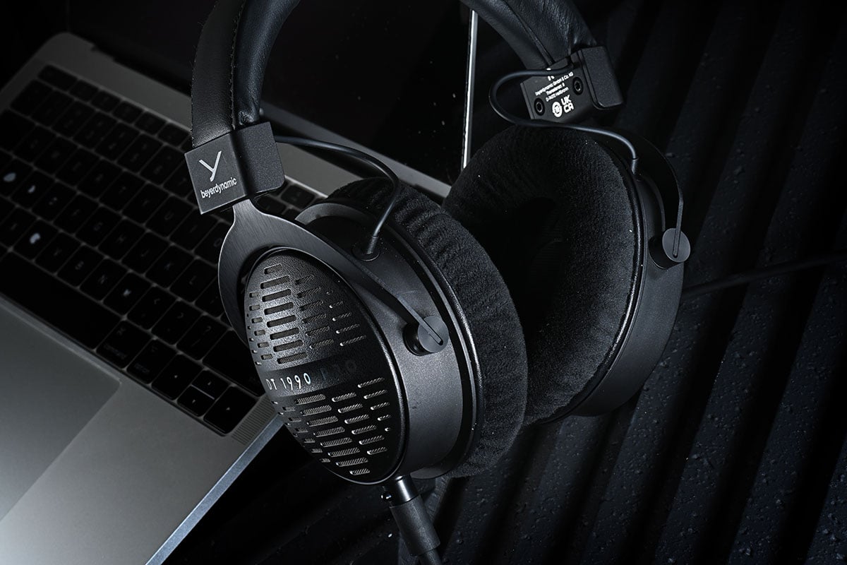 Beyerdynamic 的 DT 系列監聽耳機一向都極受專業錄音室和音樂製作人喜愛，1770 PRO、DT 1990 PRO 更可算是最經典的兩款型號。而最近隨著自家 Stellar.45 新一代動圈單元的推出，今次兩款經典型號都獲得升級，推出第二代的 DT 1770 PRO MKII 和 DT 1990 PRO MKII，究竟表現如何，和前作比較又有哪些提升？
