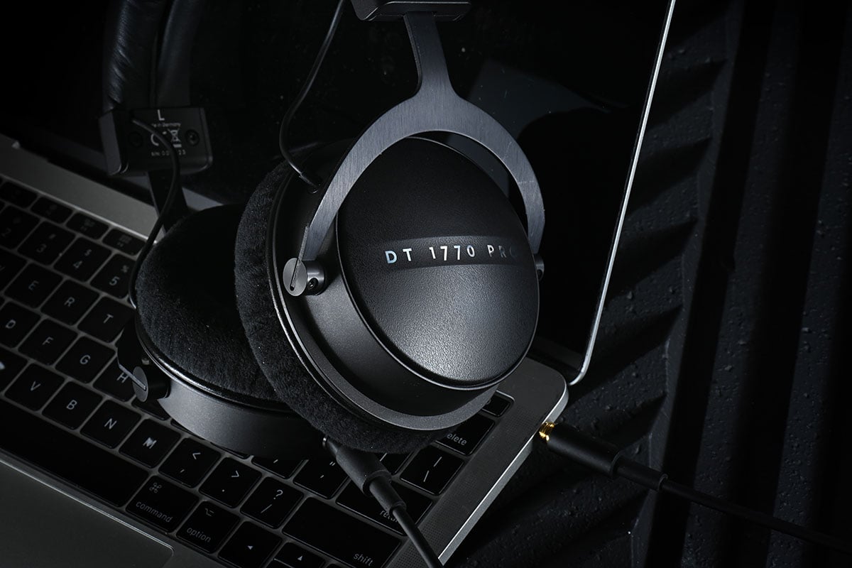 Beyerdynamic 的 DT 系列監聽耳機一向都極受專業錄音室和音樂製作人喜愛，1770 PRO、DT 1990 PRO 更可算是最經典的兩款型號。而最近隨著自家 Stellar.45 新一代動圈單元的推出，今次兩款經典型號都獲得升級，推出第二代的 DT 1770 PRO MKII 和 DT 1990 PRO MKII，究竟表現如何，和前作比較又有哪些提升？