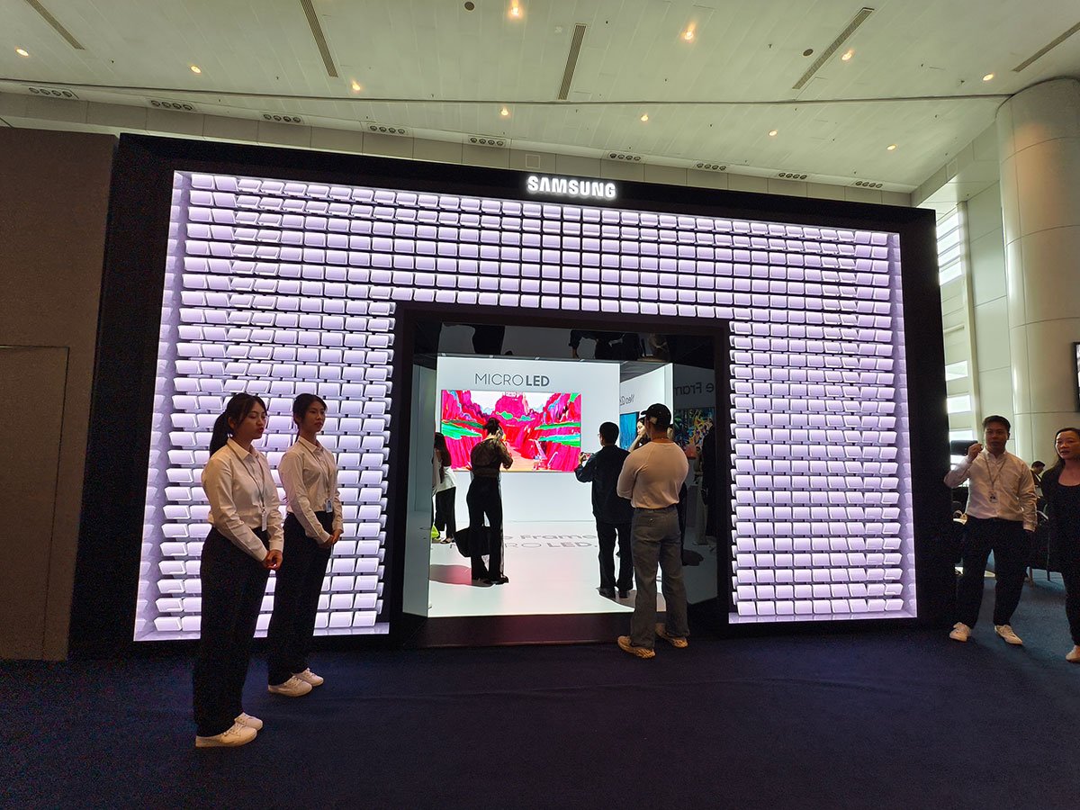 Art Basel 作為全球藝術盛事，每次都吸引了大量熱愛藝術的朋友參觀，今次 Samsung 就與 Art Basel 成為合作夥伴，提供 Art Basel 於香港、瑞士巴塞爾、巴黎及美國邁阿密海灘，四地藝術展覽的官方藝術展示電視。今次在灣仔會展 Art Basel 展覽更特別製作了沉浸式 ArtCube，將創新科技同藝術結合，活動期間還可以試玩最新 The Frame 和 The Frame Pro 藝術電視。