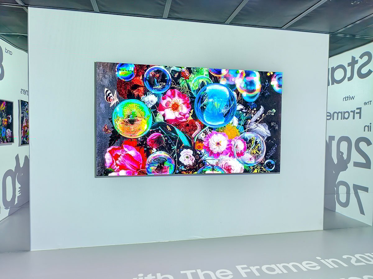 Art Basel 作為全球藝術盛事，每次都吸引了大量熱愛藝術的朋友參觀，今次 Samsung 就與 Art Basel 成為合作夥伴，提供 Art Basel 於香港、瑞士巴塞爾、巴黎及美國邁阿密海灘，四地藝術展覽的官方藝術展示電視。今次在灣仔會展 Art Basel 展覽更特別製作了沉浸式 ArtCube，將創新科技同藝術結合，活動期間還可以試玩最新 The Frame 和 The Frame Pro 藝術電視。