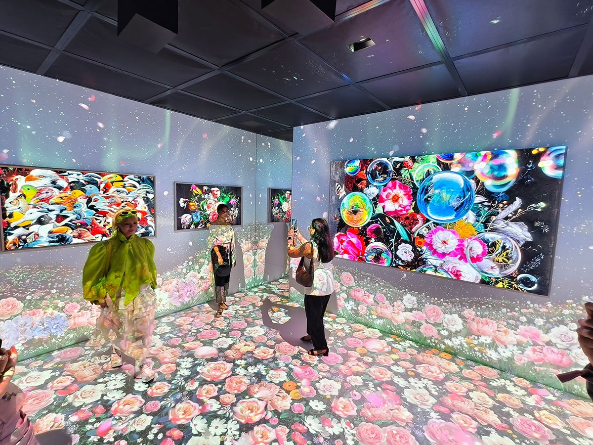 Art Basel 作為全球藝術盛事，每次都吸引了大量熱愛藝術的朋友參觀，今次 Samsung 就與 Art Basel 成為合作夥伴，提供 Art Basel 於香港、瑞士巴塞爾、巴黎及美國邁阿密海灘，四地藝術展覽的官方藝術展示電視。今次在灣仔會展 Art Basel 展覽更特別製作了沉浸式 ArtCube，將創新科技同藝術結合，活動期間還可以試玩最新 The Frame 和 The Frame Pro 藝術電視。
