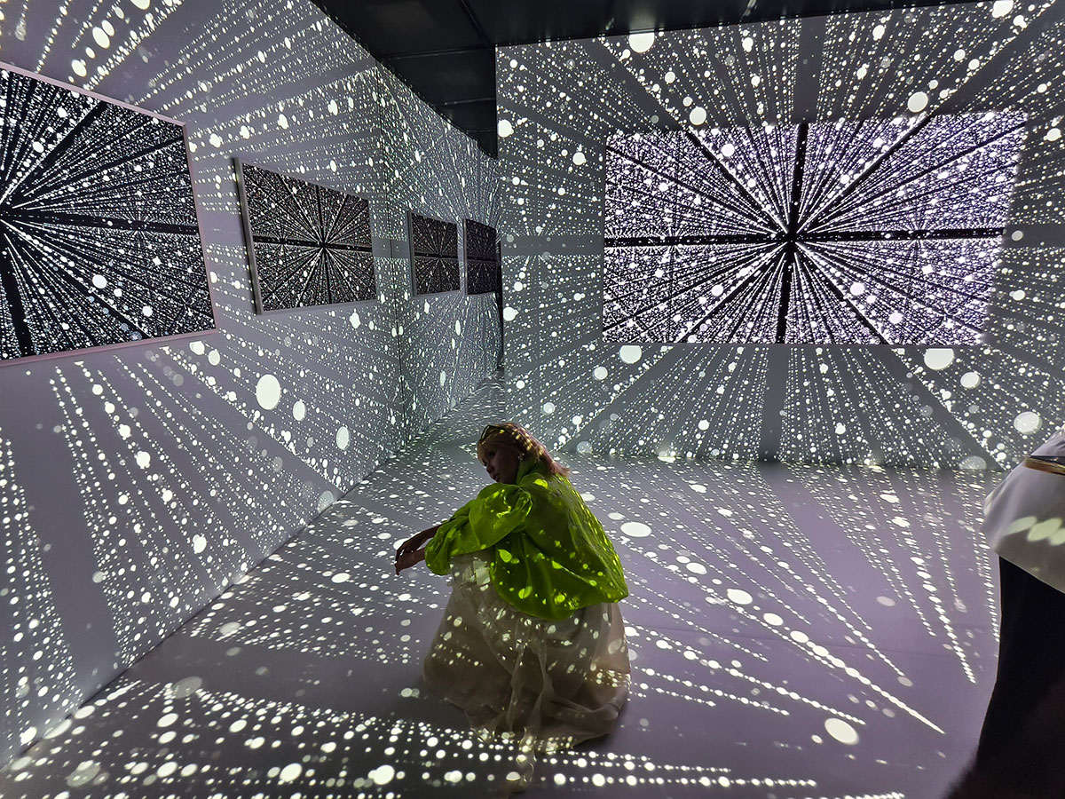 Art Basel 作為全球藝術盛事，每次都吸引了大量熱愛藝術的朋友參觀，今次 Samsung 就與 Art Basel 成為合作夥伴，提供 Art Basel 於香港、瑞士巴塞爾、巴黎及美國邁阿密海灘，四地藝術展覽的官方藝術展示電視。今次在灣仔會展 Art Basel 展覽更特別製作了沉浸式 ArtCube，將創新科技同藝術結合，活動期間還可以試玩最新 The Frame 和 The Frame Pro 藝術電視。