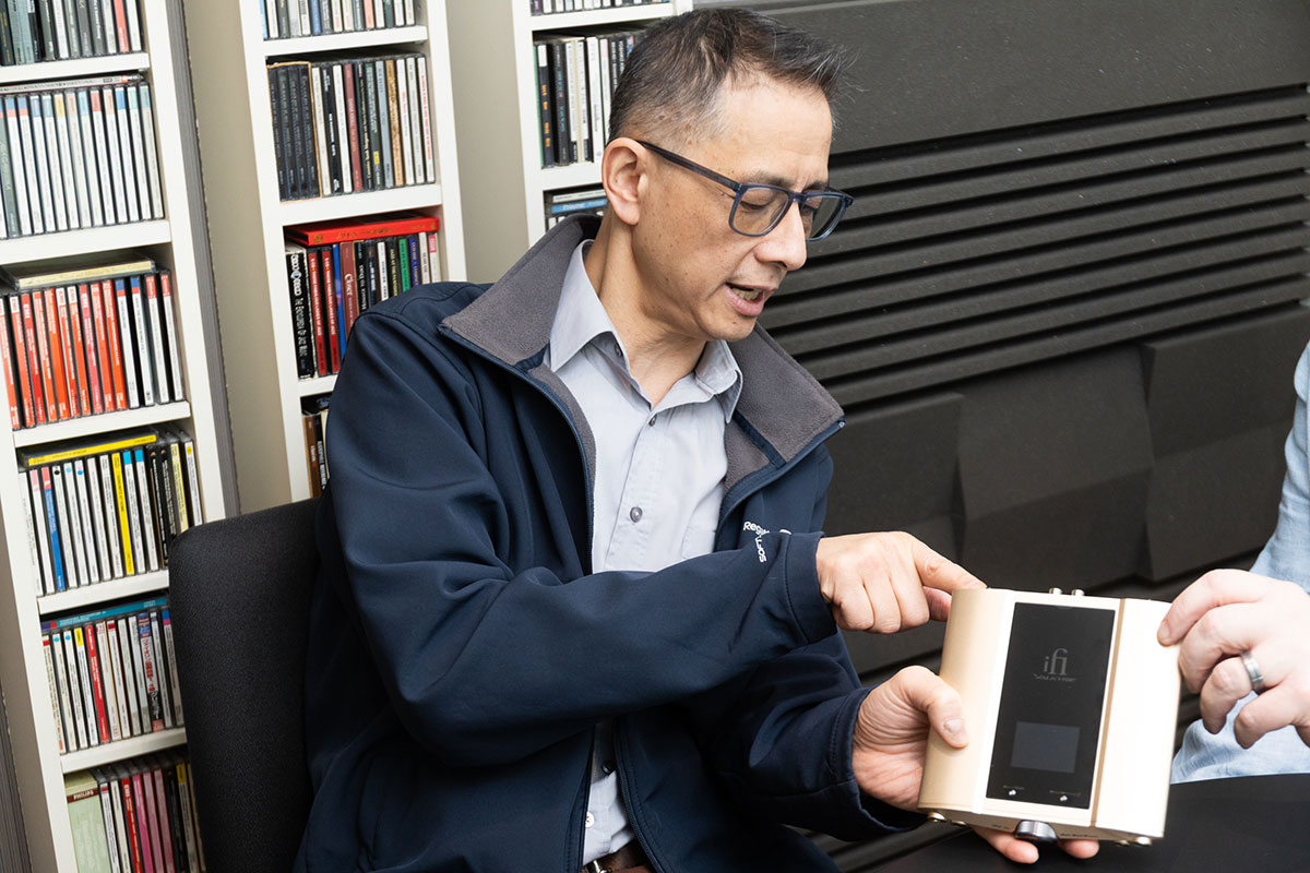 iFi 今次最新推出的 iDSD Valkyrie 是便攜系列的的最高階旗艦之作，匯聚了 iFi 最新的技術，支援了 DSD1024 Remastering、無損藍牙 aptX Lossless，同時又加入了相當經典的 K2HD 靚聲音訊處理，集新舊頂尖技術於一身，今次我們就找來 iFi 的銷售總監兼創辦人之一 Vincent Luke，以及營運經理 Steve Hartley，了解一下新機的設計理念。