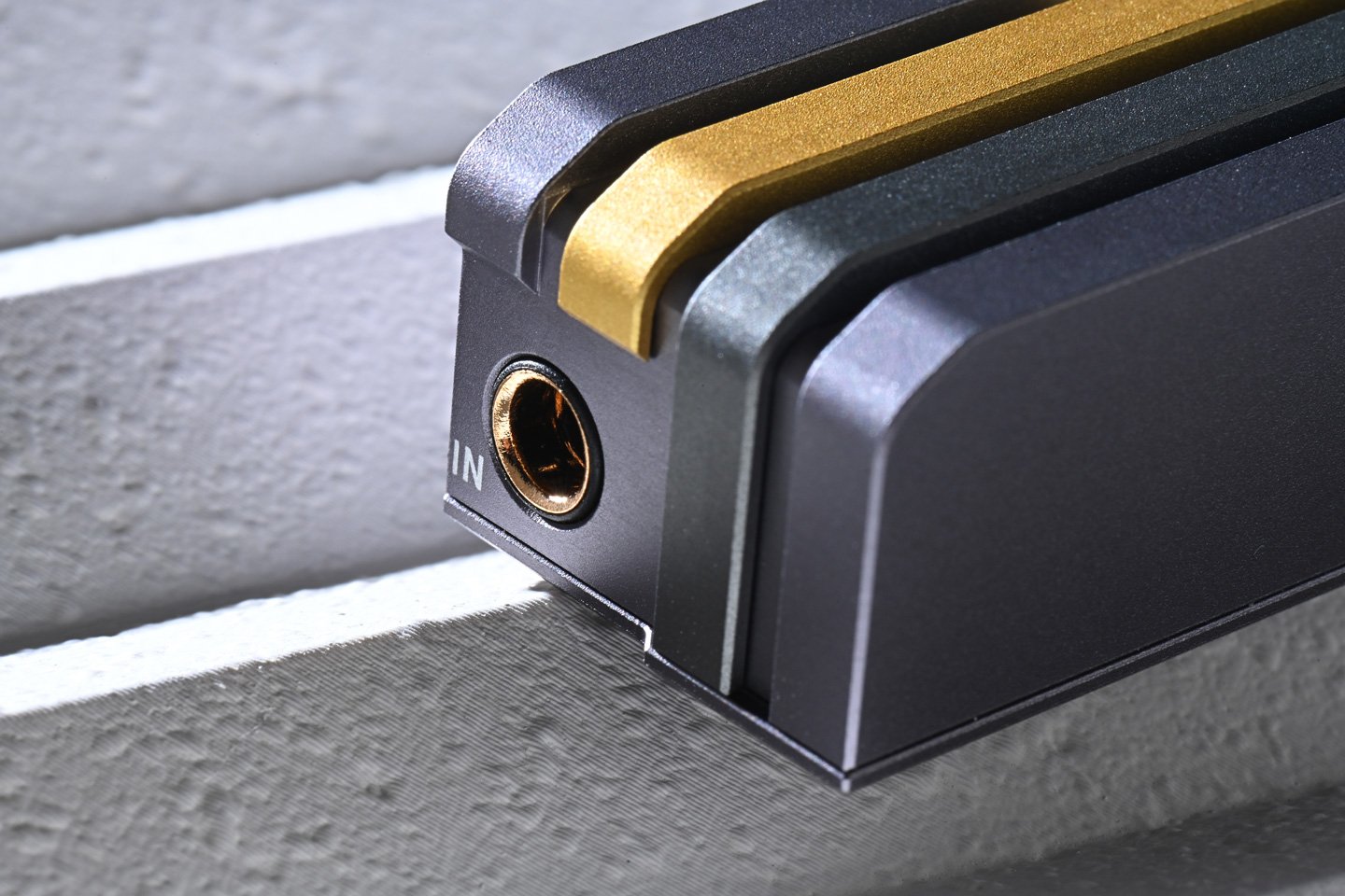 現今的便攜音樂播放器（DAP）或小巧的 USB-C 解碼耳擴（小尾巴），已經具備了強大的驅動能力，能輕鬆駕馭大多數入耳式耳機。然而，隨著音質要求的日益提高，對於地盒等高端產品的需求也逐漸顯現。香港品牌 AROMA Audio 看準這一趨勢，推出了他們的首款「調音後級」產品──青龍。這款產品專為追求便攜系統寧靜背景的音樂愛好者而設計，無需繁瑣的設置，只需一鍵啟動，便能享受到媲美地盒的寧靜效果。