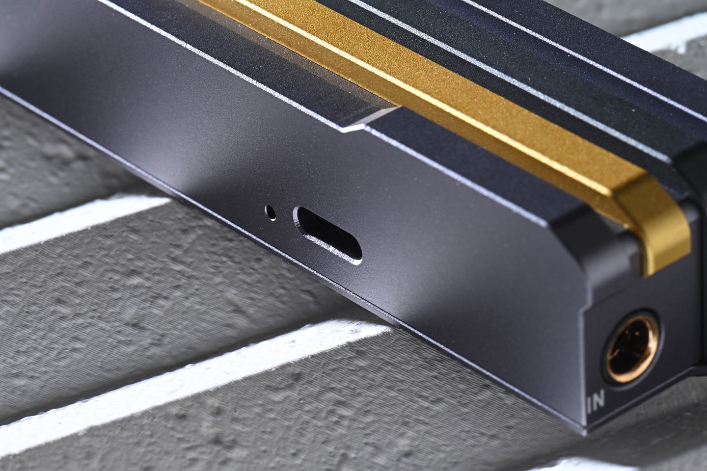現今的便攜音樂播放器（DAP）或小巧的 USB-C 解碼耳擴（小尾巴），已經具備了強大的驅動能力，能輕鬆駕馭大多數入耳式耳機。然而，隨著音質要求的日益提高，對於地盒等高端產品的需求也逐漸顯現。香港品牌 AROMA Audio 看準這一趨勢，推出了他們的首款「調音後級」產品──青龍。這款產品專為追求便攜系統寧靜背景的音樂愛好者而設計，無需繁瑣的設置，只需一鍵啟動，便能享受到媲美地盒的寧靜效果。