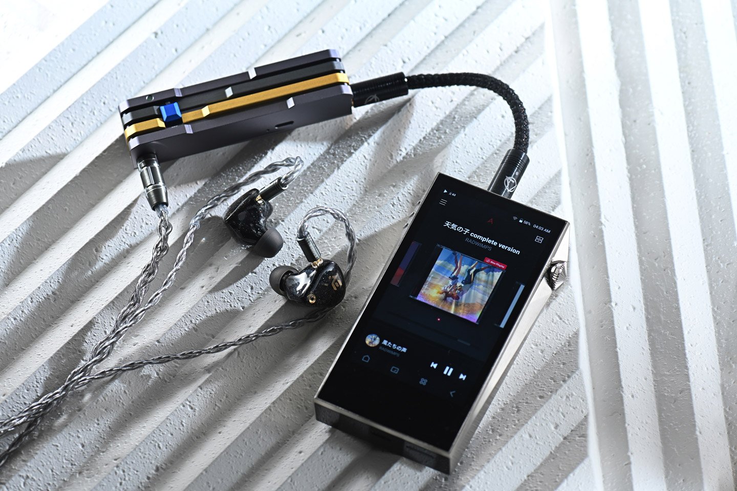 現今的便攜音樂播放器（DAP）或小巧的 USB-C 解碼耳擴（小尾巴），已經具備了強大的驅動能力，能輕鬆駕馭大多數入耳式耳機。然而，隨著音質要求的日益提高，對於地盒等高端產品的需求也逐漸顯現。香港品牌 AROMA Audio 看準這一趨勢，推出了他們的首款「調音後級」產品──青龍。這款產品專為追求便攜系統寧靜背景的音樂愛好者而設計，無需繁瑣的設置，只需一鍵啟動，便能享受到媲美地盒的寧靜效果。
