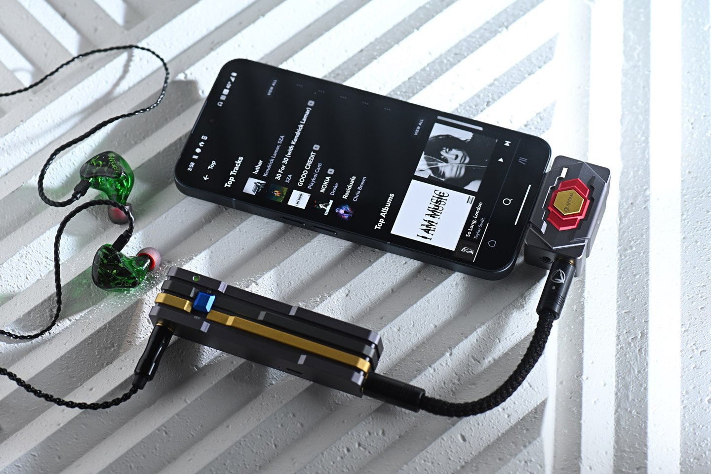現今的便攜音樂播放器（DAP）或小巧的 USB-C 解碼耳擴（小尾巴），已經具備了強大的驅動能力，能輕鬆駕馭大多數入耳式耳機。然而，隨著音質要求的日益提高，對於地盒等高端產品的需求也逐漸顯現。香港品牌 AROMA Audio 看準這一趨勢，推出了他們的首款「調音後級」產品──青龍。這款產品專為追求便攜系統寧靜背景的音樂愛好者而設計，無需繁瑣的設置，只需一鍵啟動，便能享受到媲美地盒的寧靜效果。