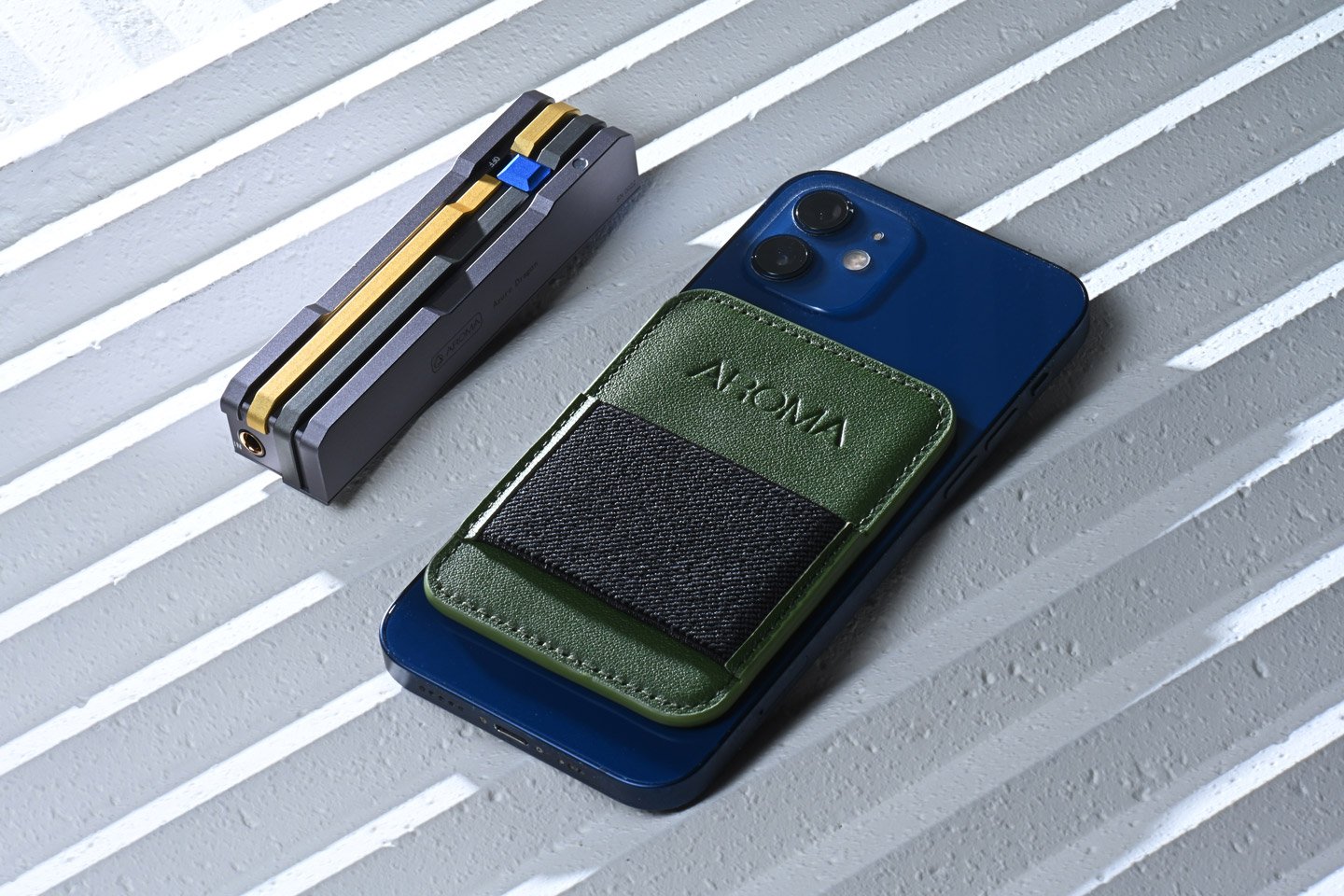 現今的便攜音樂播放器（DAP）或小巧的 USB-C 解碼耳擴（小尾巴），已經具備了強大的驅動能力，能輕鬆駕馭大多數入耳式耳機。然而，隨著音質要求的日益提高，對於地盒等高端產品的需求也逐漸顯現。香港品牌 AROMA Audio 看準這一趨勢，推出了他們的首款「調音後級」產品──青龍。這款產品專為追求便攜系統寧靜背景的音樂愛好者而設計，無需繁瑣的設置，只需一鍵啟動，便能享受到媲美地盒的寧靜效果。