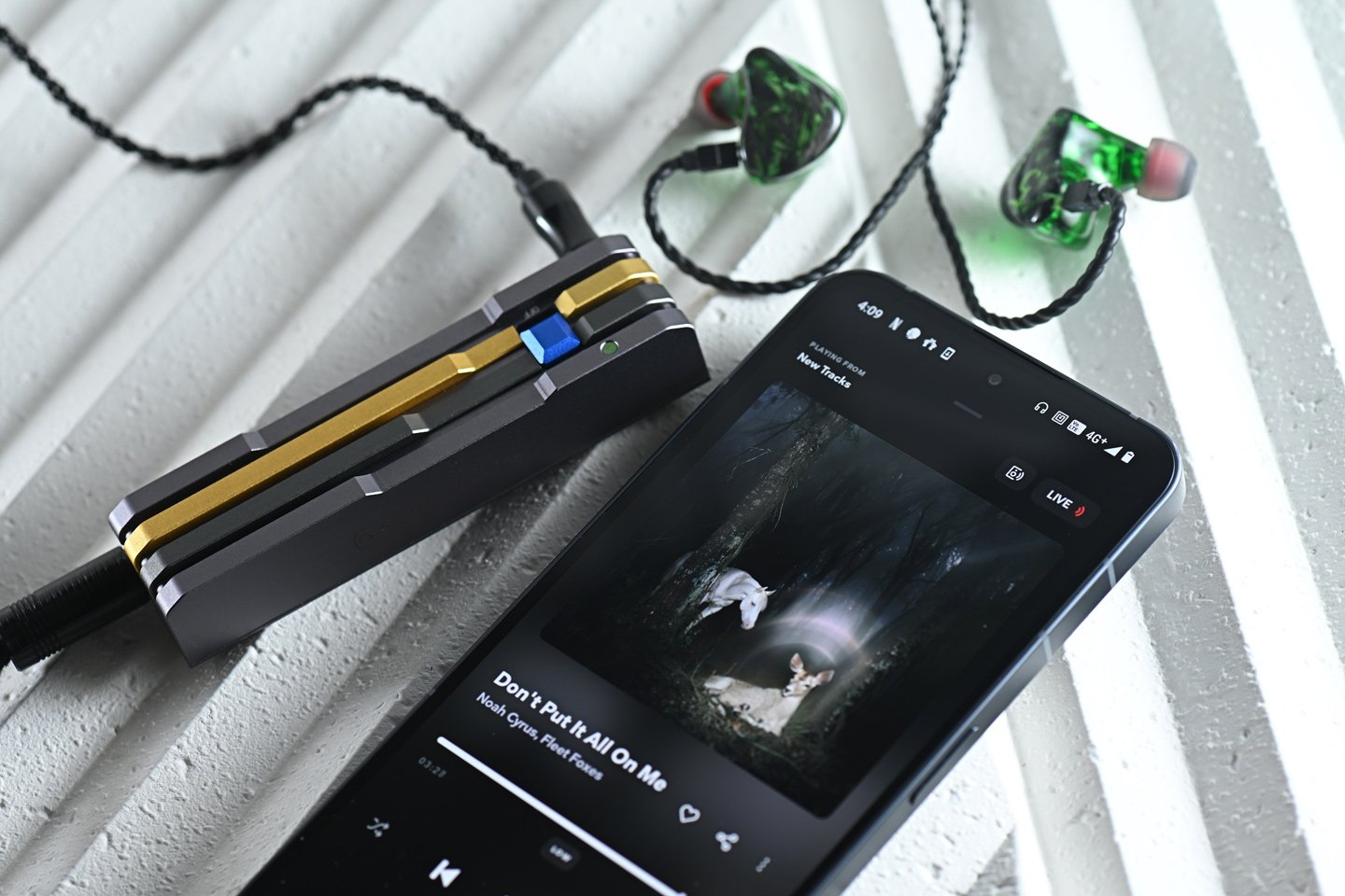 現今的便攜音樂播放器（DAP）或小巧的 USB-C 解碼耳擴（小尾巴），已經具備了強大的驅動能力，能輕鬆駕馭大多數入耳式耳機。然而，隨著音質要求的日益提高，對於地盒等高端產品的需求也逐漸顯現。香港品牌 AROMA Audio 看準這一趨勢，推出了他們的首款「調音後級」產品──青龍。這款產品專為追求便攜系統寧靜背景的音樂愛好者而設計，無需繁瑣的設置，只需一鍵啟動，便能享受到媲美地盒的寧靜效果。