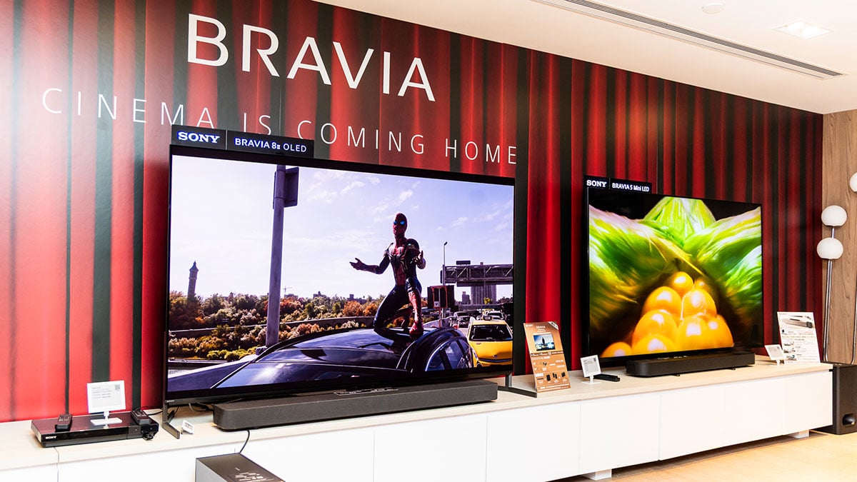 Sony 繼上年以「Cinema is Coming Home」作為主題，推出旗艦 Mini LED 電視 BRAVIA 9、OLED 電視 BRAVIA 8 等新系列之後，今次在香港就公佈了新一代的 QD-OLED 電視 BRAVIA 8 II，還有全新入門 Mini LED 電視系列 BRAVIA 5，影像方面再有升級，前者亮度更高、後者提供更豐富尺寸選擇。同時推出的還有 BRAVIA Theatre Bar 6 Soundbar 以及無線後置、超低音等家庭影院新產品。