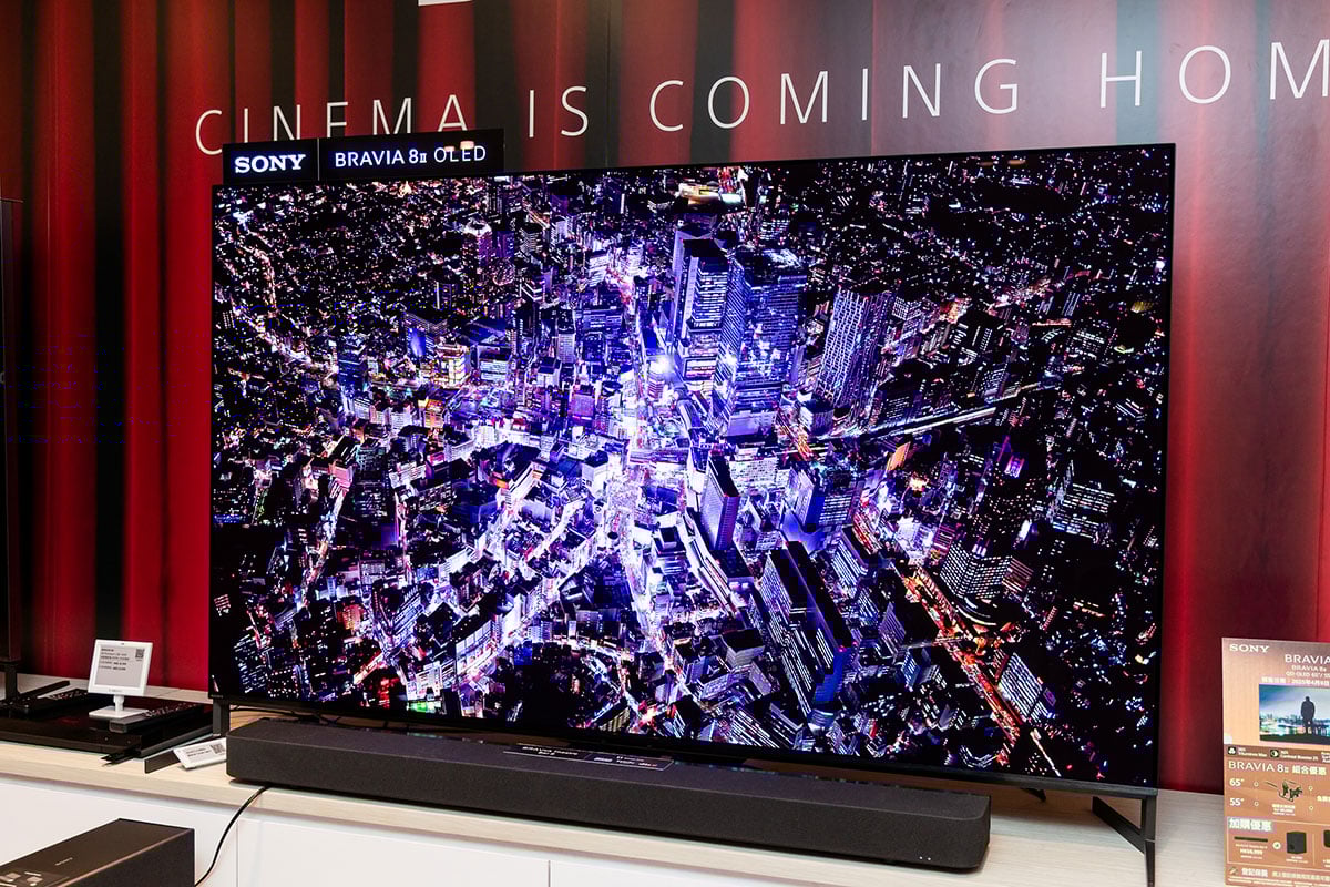 Sony 繼上年以「Cinema is Coming Home」作為主題，推出旗艦 Mini LED 電視 BRAVIA 9、OLED 電視 BRAVIA 8 等新系列之後，今次在香港就公佈了新一代的 QD-OLED 電視 BRAVIA 8 II，還有全新入門 Mini LED 電視系列 BRAVIA 5，影像方面再有升級，前者亮度更高、後者提供更豐富尺寸選擇。同時推出的還有 BRAVIA Theatre Bar 6 Soundbar 以及無線後置、超低音等家庭影院新產品。