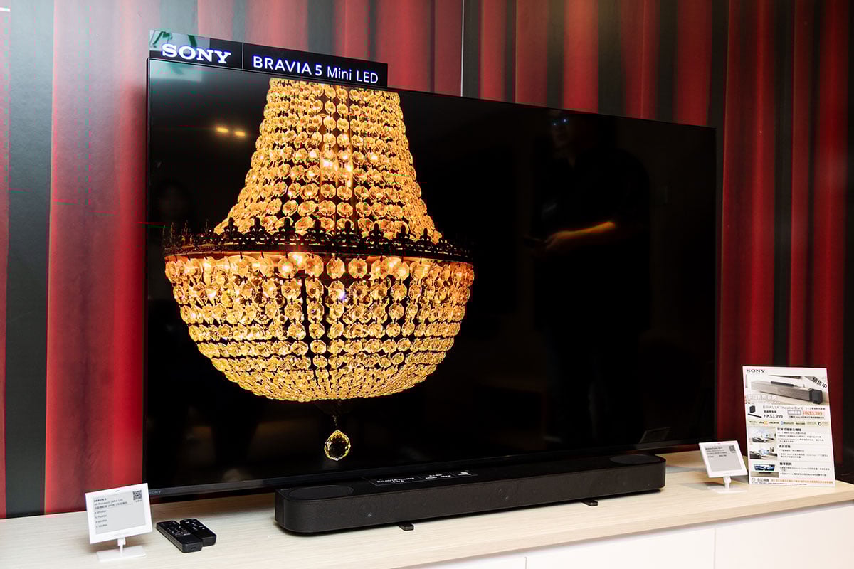 Sony 繼上年以「Cinema is Coming Home」作為主題，推出旗艦 Mini LED 電視 BRAVIA 9、OLED 電視 BRAVIA 8 等新系列之後，今次在香港就公佈了新一代的 QD-OLED 電視 BRAVIA 8 II，還有全新入門 Mini LED 電視系列 BRAVIA 5，影像方面再有升級，前者亮度更高、後者提供更豐富尺寸選擇。同時推出的還有 BRAVIA Theatre Bar 6 Soundbar 以及無線後置、超低音等家庭影院新產品。