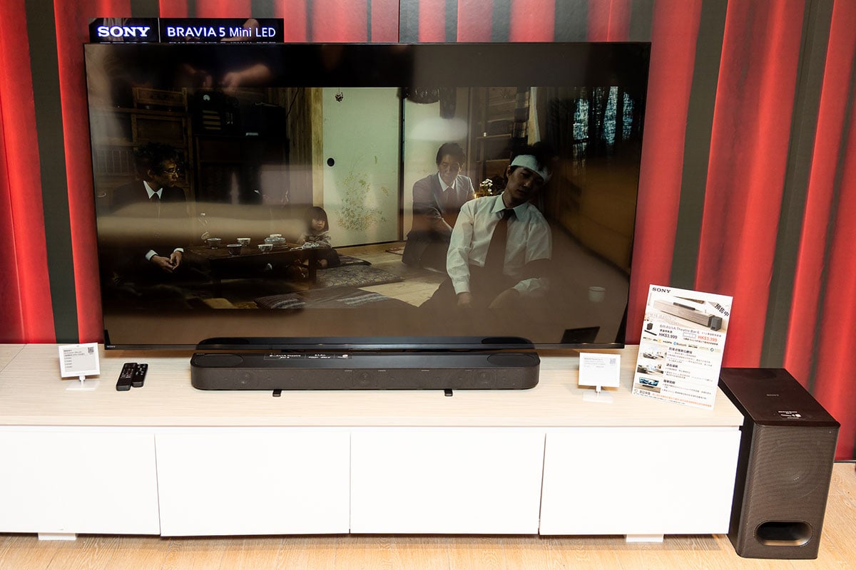 Sony 繼上年以「Cinema is Coming Home」作為主題，推出旗艦 Mini LED 電視 BRAVIA 9、OLED 電視 BRAVIA 8 等新系列之後，今次在香港就公佈了新一代的 QD-OLED 電視 BRAVIA 8 II，還有全新入門 Mini LED 電視系列 BRAVIA 5，影像方面再有升級，前者亮度更高、後者提供更豐富尺寸選擇。同時推出的還有 BRAVIA Theatre Bar 6 Soundbar 以及無線後置、超低音等家庭影院新產品。