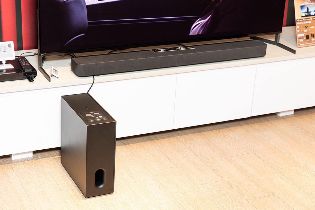 Sony 繼上年以「Cinema is Coming Home」作為主題，推出旗艦 Mini LED 電視 BRAVIA 9、OLED 電視 BRAVIA 8 等新系列之後，今次在香港就公佈了新一代的 QD-OLED 電視 BRAVIA 8 II，還有全新入門 Mini LED 電視系列 BRAVIA 5，影像方面再有升級，前者亮度更高、後者提供更豐富尺寸選擇。同時推出的還有 BRAVIA Theatre Bar 6 Soundbar 以及無線後置、超低音等家庭影院新產品。