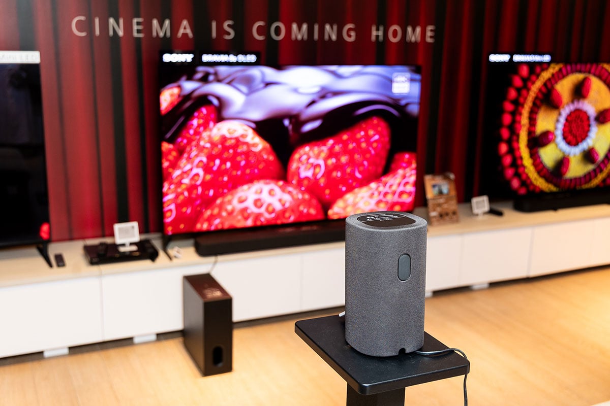 Sony 繼上年以「Cinema is Coming Home」作為主題，推出旗艦 Mini LED 電視 BRAVIA 9、OLED 電視 BRAVIA 8 等新系列之後，今次在香港就公佈了新一代的 QD-OLED 電視 BRAVIA 8 II，還有全新入門 Mini LED 電視系列 BRAVIA 5，影像方面再有升級，前者亮度更高、後者提供更豐富尺寸選擇。同時推出的還有 BRAVIA Theatre Bar 6 Soundbar 以及無線後置、超低音等家庭影院新產品。