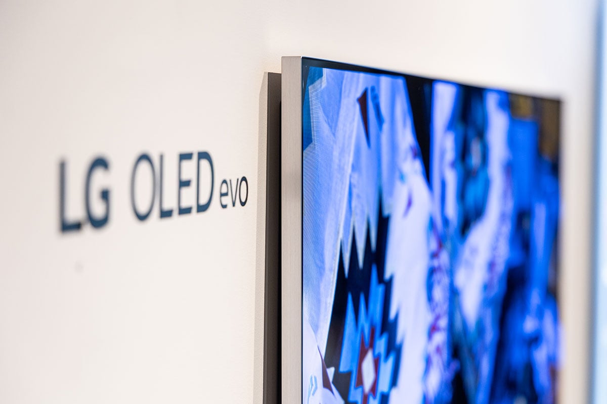 LG 最新在香港公佈了 2025 新一代 OLED evo AI TV G5、M5 系列，採用了第四代 OLED 面板，帶來更高亮度和更佳畫質，同時引入更豐富的 AI 功能和全新 AI Magic Remote，無論搜尋影片內容抑或設定電視都更方便。同時推出的還有同樣畫質和 AI 功能升級的 QNED evo AI 電視系列，以及小巧型格的 4K 投影機 CineBeam Q。