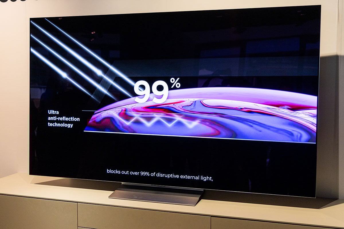 LG 最新在香港公佈了 2025 新一代 OLED evo AI TV G5、M5 系列，採用了第四代 OLED 面板，帶來更高亮度和更佳畫質，同時引入更豐富的 AI 功能和全新 AI Magic Remote，無論搜尋影片內容抑或設定電視都更方便。同時推出的還有同樣畫質和 AI 功能升級的 QNED evo AI 電視系列，以及小巧型格的 4K 投影機 CineBeam Q。