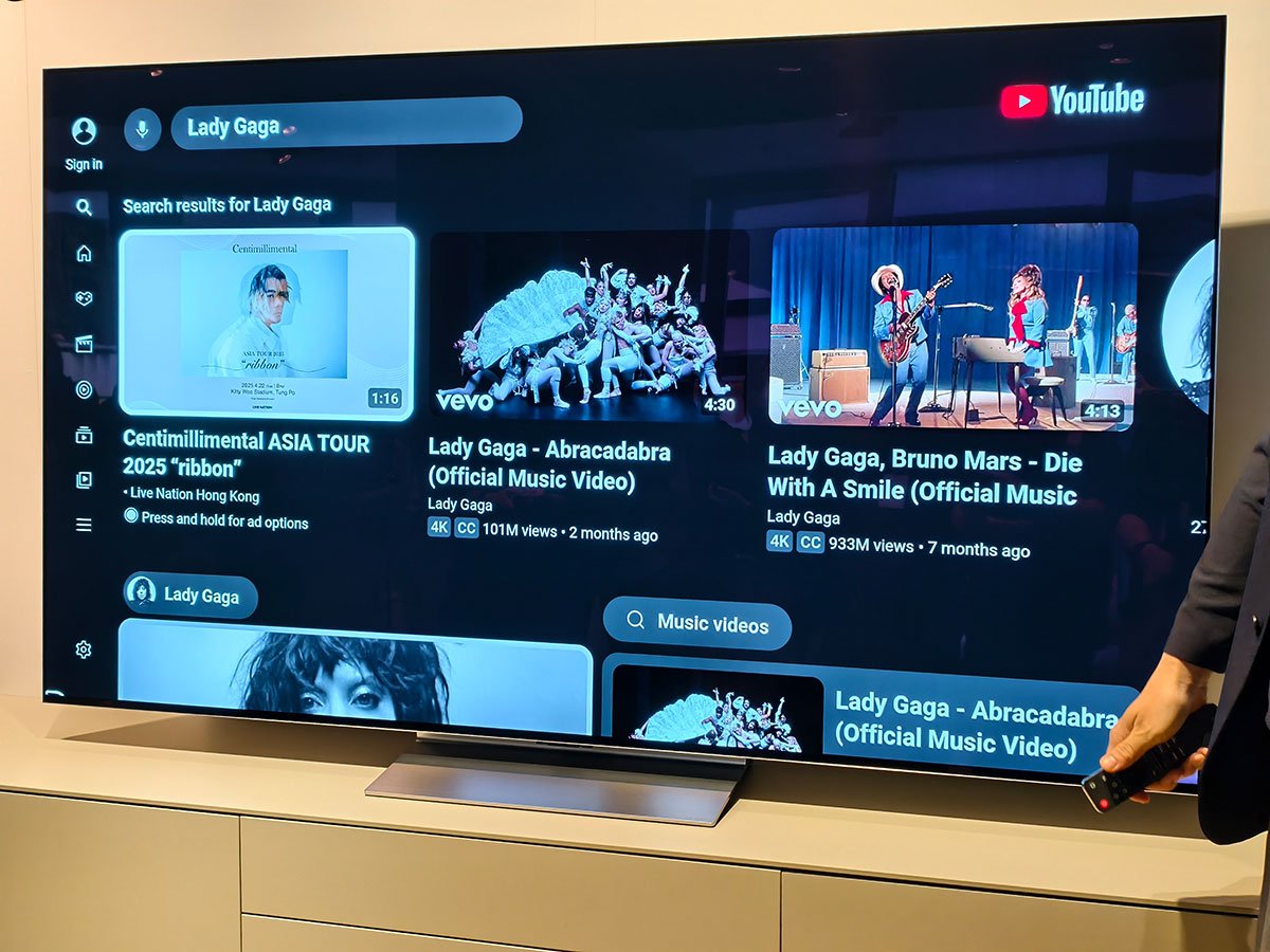 LG 最新在香港公佈了 2025 新一代 OLED evo AI TV G5、M5 系列，採用了第四代 OLED 面板，帶來更高亮度和更佳畫質，同時引入更豐富的 AI 功能和全新 AI Magic Remote，無論搜尋影片內容抑或設定電視都更方便。同時推出的還有同樣畫質和 AI 功能升級的 QNED evo AI 電視系列，以及小巧型格的 4K 投影機 CineBeam Q。