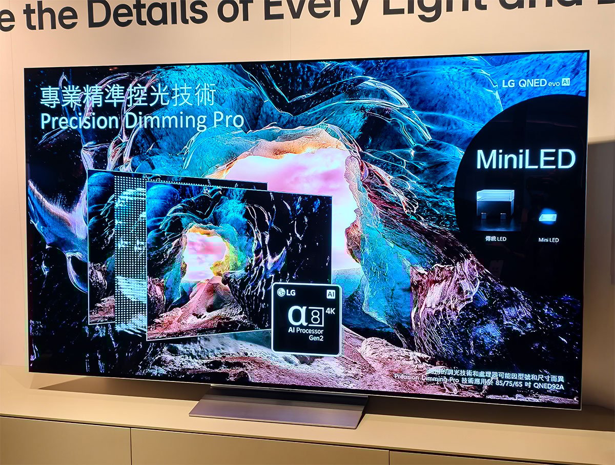 LG 最新在香港公佈了 2025 新一代 OLED evo AI TV G5、M5 系列，採用了第四代 OLED 面板，帶來更高亮度和更佳畫質，同時引入更豐富的 AI 功能和全新 AI Magic Remote，無論搜尋影片內容抑或設定電視都更方便。同時推出的還有同樣畫質和 AI 功能升級的 QNED evo AI 電視系列，以及小巧型格的 4K 投影機 CineBeam Q。