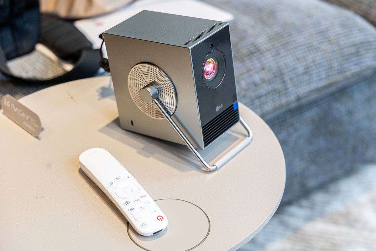 LG 最新在香港公佈了 2025 新一代 OLED evo AI TV G5、M5 系列，採用了第四代 OLED 面板，帶來更高亮度和更佳畫質，同時引入更豐富的 AI 功能和全新 AI Magic Remote，無論搜尋影片內容抑或設定電視都更方便。同時推出的還有同樣畫質和 AI 功能升級的 QNED evo AI 電視系列，以及小巧型格的 4K 投影機 CineBeam Q。