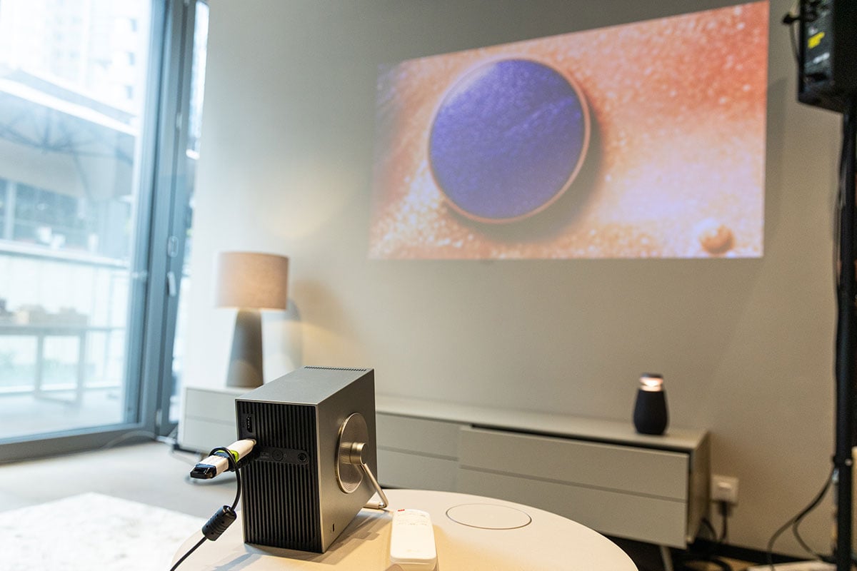 LG 最新在香港公佈了 2025 新一代 OLED evo AI TV G5、M5 系列，採用了第四代 OLED 面板，帶來更高亮度和更佳畫質，同時引入更豐富的 AI 功能和全新 AI Magic Remote，無論搜尋影片內容抑或設定電視都更方便。同時推出的還有同樣畫質和 AI 功能升級的 QNED evo AI 電視系列，以及小巧型格的 4K 投影機 CineBeam Q。