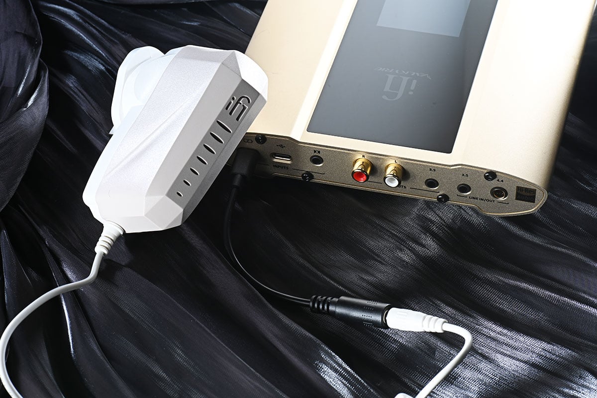 iFi 近年推出的便攜、可攜式解碼耳擴的產品線相當齊全，由小巧的 GO Link Max、GO Blu 到功能和推力更強的 Gryphon、Diablo 2，選擇十分豐富，今次最新推出的 iDSD Valkyrie 則是便攜系列的最高階旗艦之作。我們之前也訪問過 iFi 創辦人之一 Vincent 了解過，新機除了用料十足之外，調聲方面也落了不少功夫，K2HD 和 DSD1024 Remastering 的「功效」試過之後，更加覺得驚喜十足。
