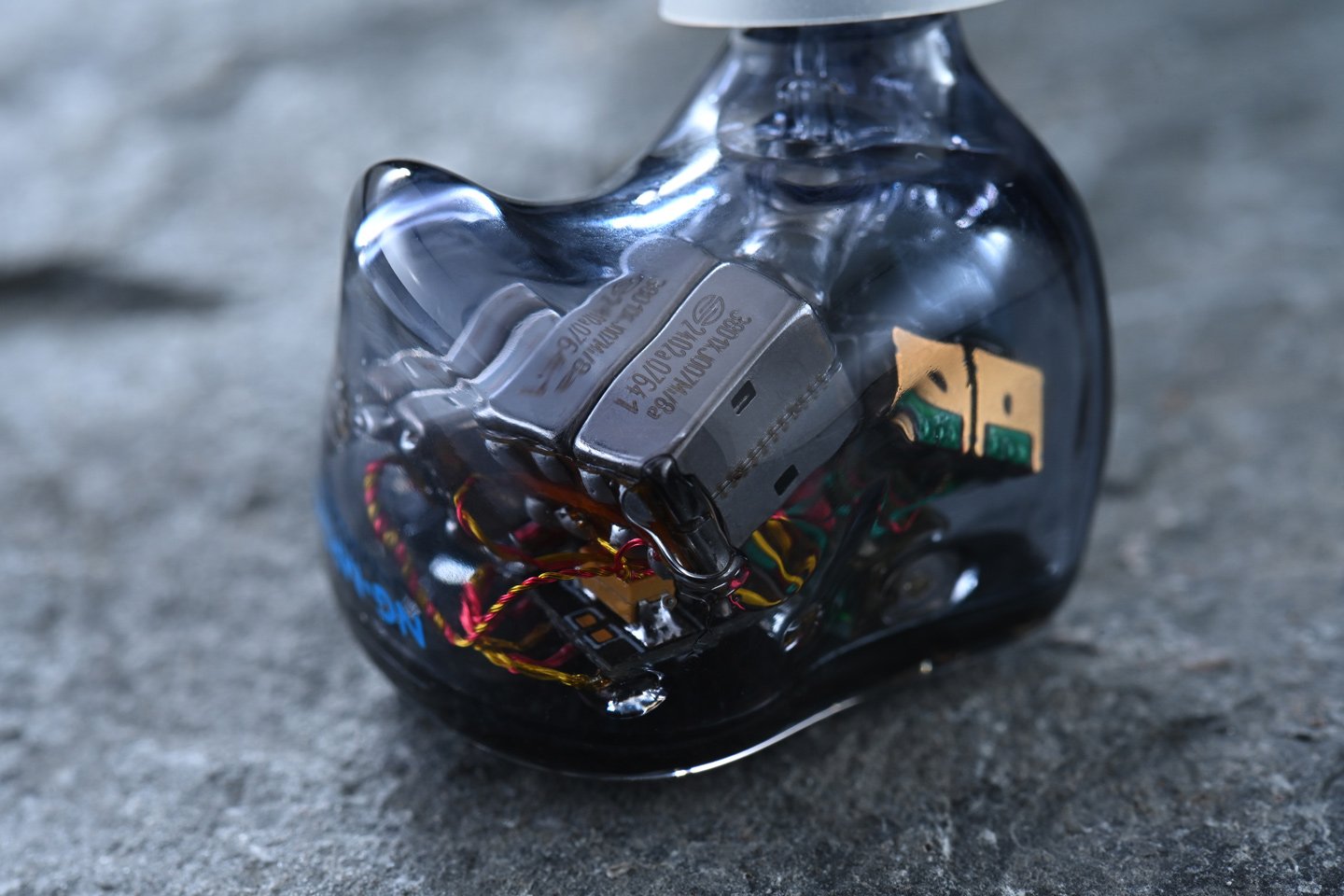 NGaudio 在推出 Erebus 之後，積極吸納用戶反饋，隨即展開新耳機的研發。Meteora 的設計理念圍繞「熱情與奔放」，象徵著音樂與靈魂的昇華。其名稱源自希臘語，意指「天空之上」或「懸浮空中」。作為品牌的旗艦產品，Meteora 不僅在外觀上精緻，音質表現也相當出色，特別是在音場的寬闊性和動態響應上，不但滿足了對音質有高要求的用家，亦展示了 NGaudio 在音響技術上的地位。