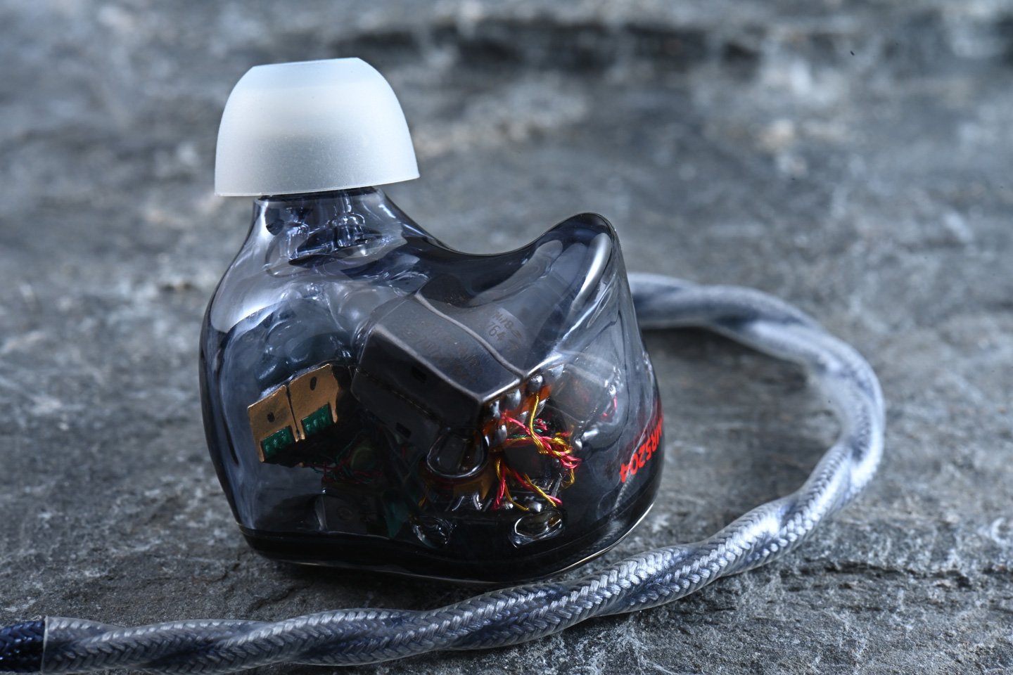 NGaudio 在推出 Erebus 之後，積極吸納用戶反饋，隨即展開新耳機的研發。Meteora 的設計理念圍繞「熱情與奔放」，象徵著音樂與靈魂的昇華。其名稱源自希臘語，意指「天空之上」或「懸浮空中」。作為品牌的旗艦產品，Meteora 不僅在外觀上精緻，音質表現也相當出色，特別是在音場的寬闊性和動態響應上，不但滿足了對音質有高要求的用家，亦展示了 NGaudio 在音響技術上的地位。