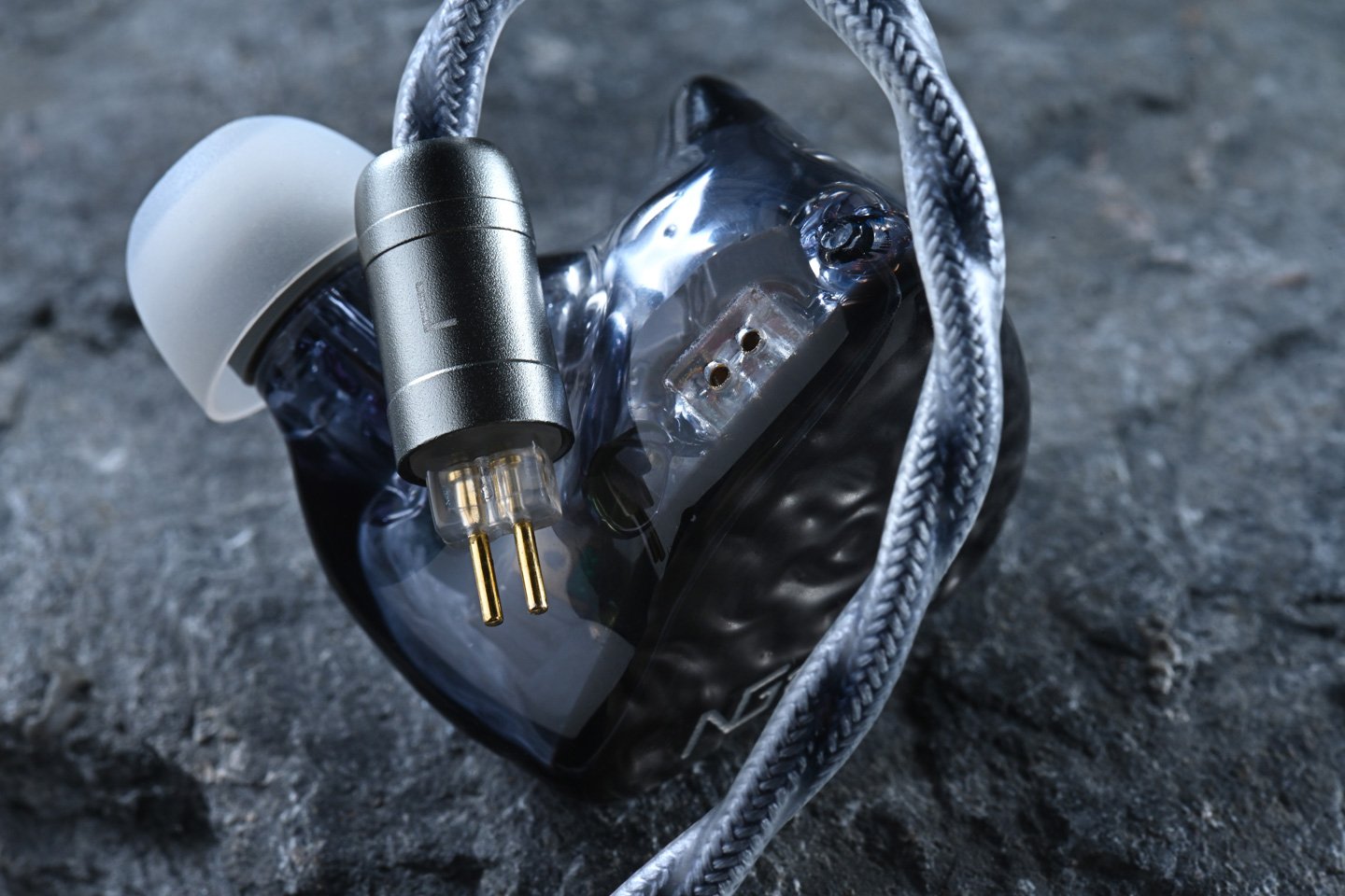 NGaudio 在推出 Erebus 之後，積極吸納用戶反饋，隨即展開新耳機的研發。Meteora 的設計理念圍繞「熱情與奔放」，象徵著音樂與靈魂的昇華。其名稱源自希臘語，意指「天空之上」或「懸浮空中」。作為品牌的旗艦產品，Meteora 不僅在外觀上精緻，音質表現也相當出色，特別是在音場的寬闊性和動態響應上，不但滿足了對音質有高要求的用家，亦展示了 NGaudio 在音響技術上的地位。