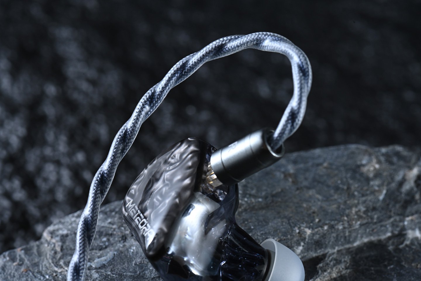 NGaudio 在推出 Erebus 之後，積極吸納用戶反饋，隨即展開新耳機的研發。Meteora 的設計理念圍繞「熱情與奔放」，象徵著音樂與靈魂的昇華。其名稱源自希臘語，意指「天空之上」或「懸浮空中」。作為品牌的旗艦產品，Meteora 不僅在外觀上精緻，音質表現也相當出色，特別是在音場的寬闊性和動態響應上，不但滿足了對音質有高要求的用家，亦展示了 NGaudio 在音響技術上的地位。