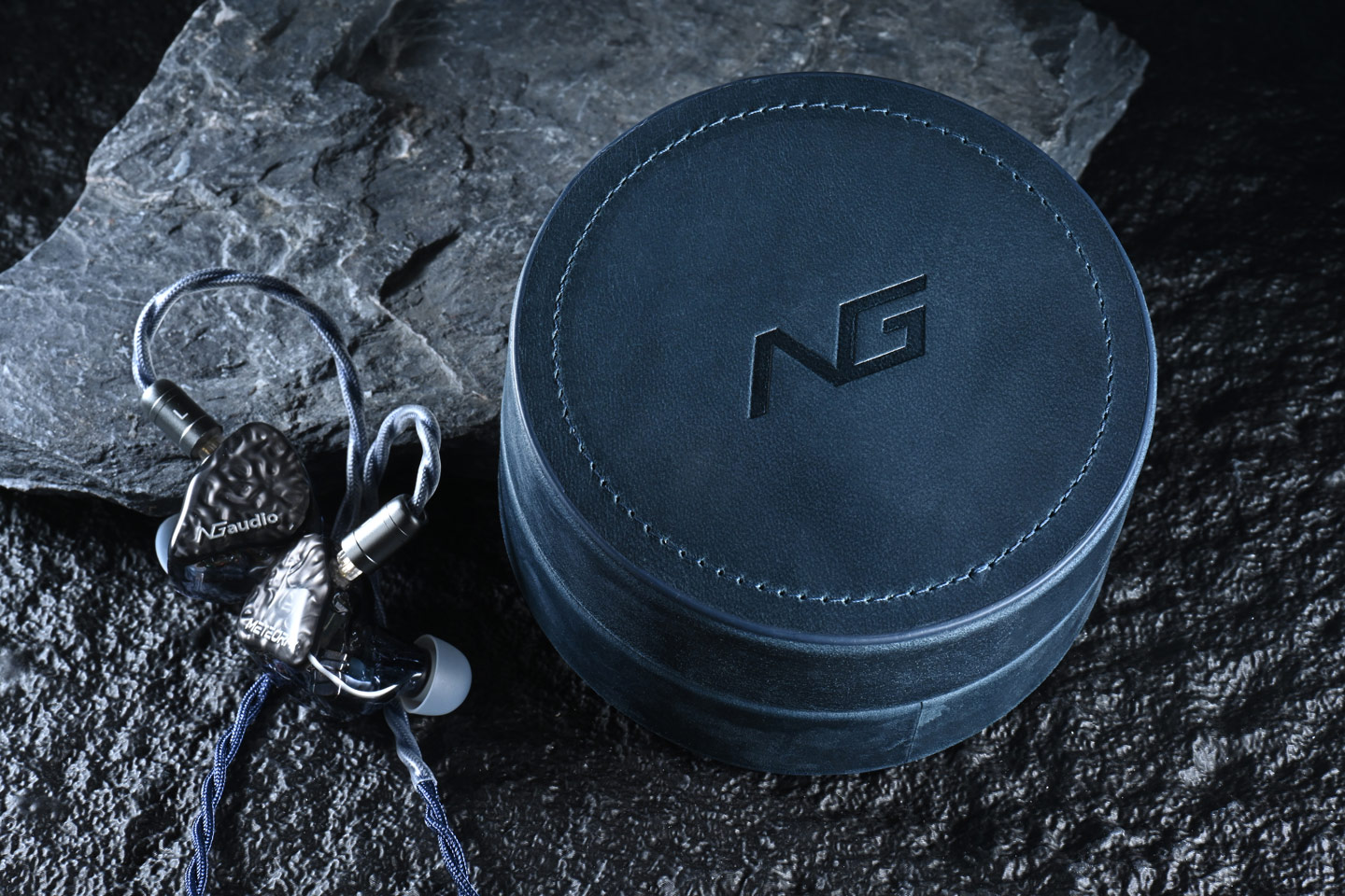 NGaudio 在推出 Erebus 之後，積極吸納用戶反饋，隨即展開新耳機的研發。Meteora 的設計理念圍繞「熱情與奔放」，象徵著音樂與靈魂的昇華。其名稱源自希臘語，意指「天空之上」或「懸浮空中」。作為品牌的旗艦產品，Meteora 不僅在外觀上精緻，音質表現也相當出色，特別是在音場的寬闊性和動態響應上，不但滿足了對音質有高要求的用家，亦展示了 NGaudio 在音響技術上的地位。