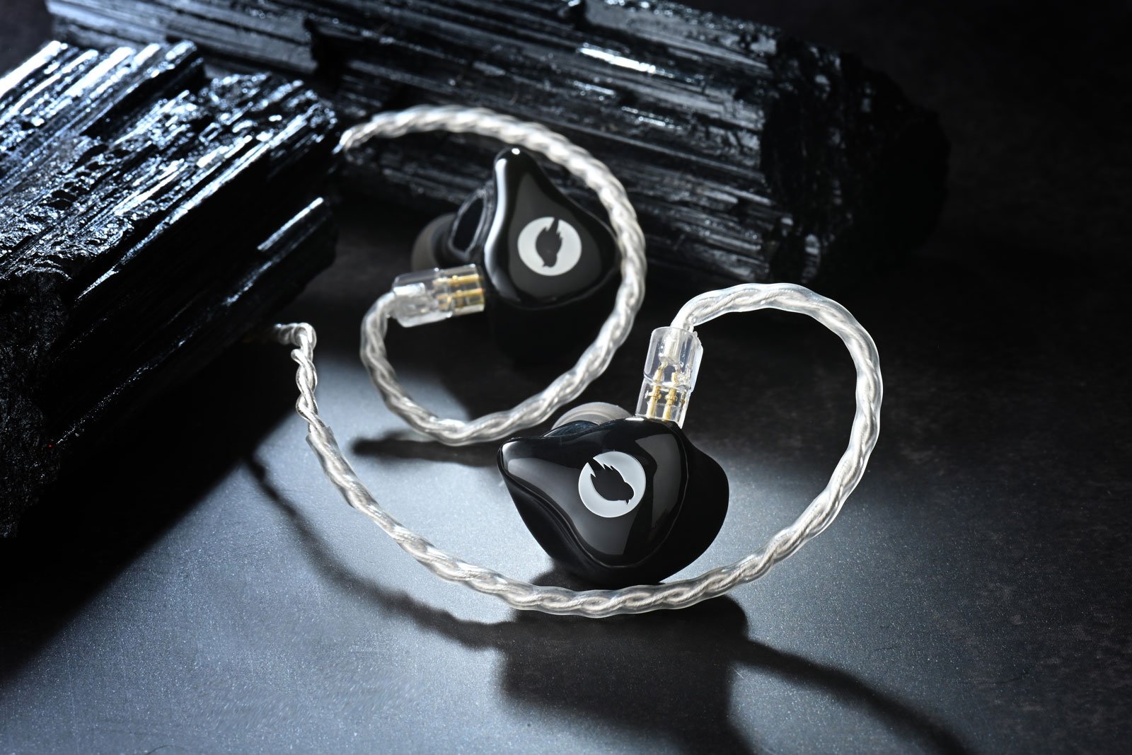 新晉耳機品牌 Kotori Audio 最近被引進香港，這家於 2019 年成立的新加坡品牌，以精湛的工程技術和對細節一絲不苟的工藝，獲得大眾注視。現時香港用家可以買得到的 Kotori Audio 出品合共 3 款，包括 DAUNTLESS、VAMPIRE 和 ZEPHYR，售價從數百到千多元不等，卻不完全是高低之分，而是有著音色、取向上的分野。共通點則是都有獨特的設計理念與美學風格，產品品質不俗之餘，也能融入日常生活，帶來舒適的聽覺享受。