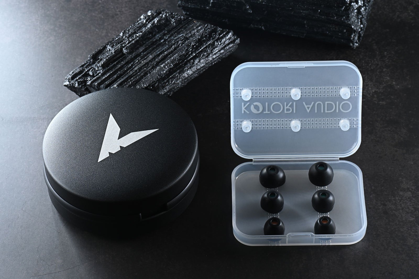 新晉耳機品牌 Kotori Audio 最近被引進香港，這家於 2019 年成立的新加坡品牌，以精湛的工程技術和對細節一絲不苟的工藝，獲得大眾注視。現時香港用家可以買得到的 Kotori Audio 出品合共 3 款，包括 DAUNTLESS、VAMPIRE 和 ZEPHYR，售價從數百到千多元不等，卻不完全是高低之分，而是有著音色、取向上的分野。共通點則是都有獨特的設計理念與美學風格，產品品質不俗之餘，也能融入日常生活，帶來舒適的聽覺享受。