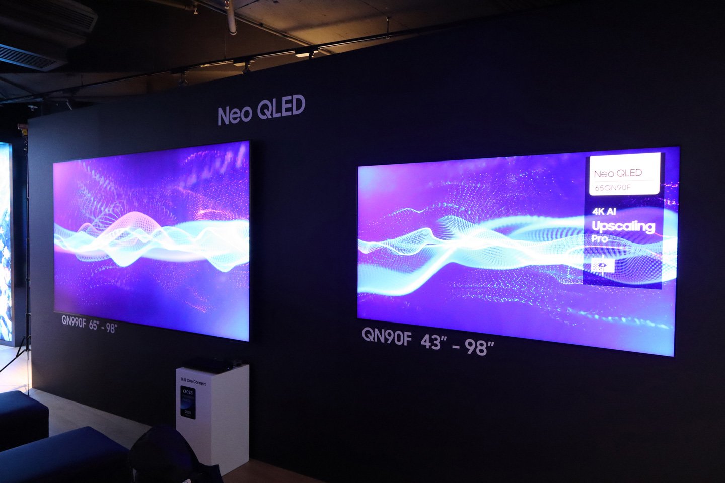 Samsung 今日（4 月 23 日）在九龍灣的 Samsung Executive Briefing Center 舉行了 2025 年 AI 電視系列的發佈會。此次系列包括 4K 和 8K 的 Neo QLED 型號及 4K OLED 系列，最引人注目的是首次引入的 Samsung Vision AI 技術，這一技術能顯著提升智能家居的整體互動性。此外，Samsung 還同步推出了全新的 Soundbar 系列及 Odyssey 電競顯示器，旨在為用家帶來極致的家居娛樂體驗。
